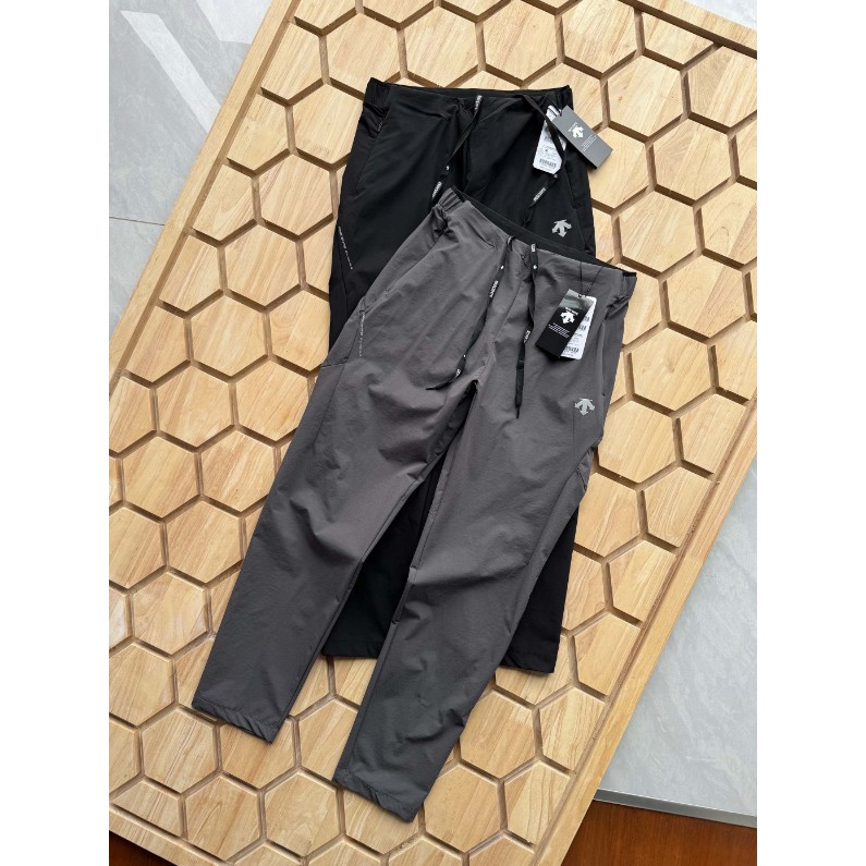 <p>DESCENTE 男士運動長褲</p>