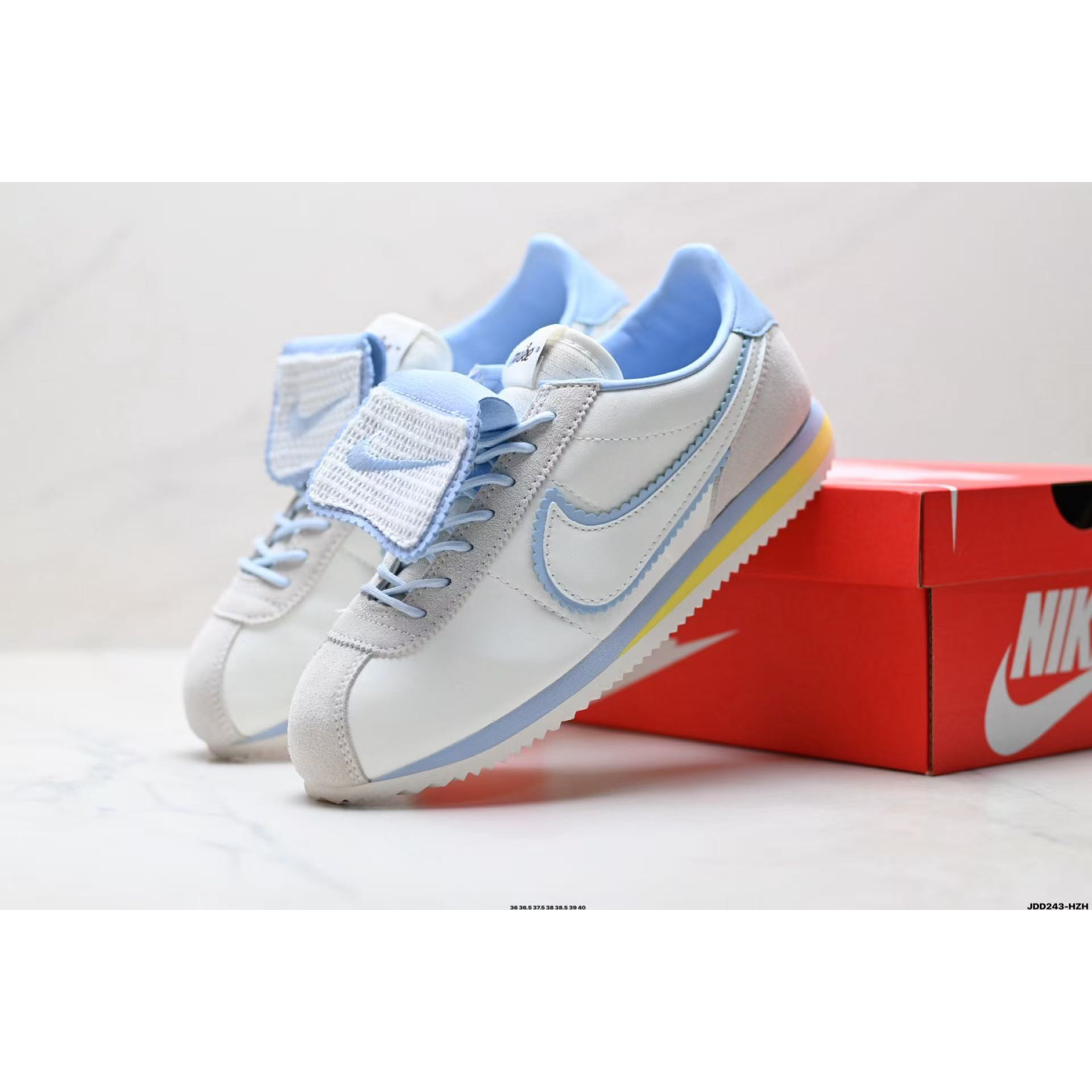 <p>Nike Classic Cortez 运动鞋&nbsp;</p>