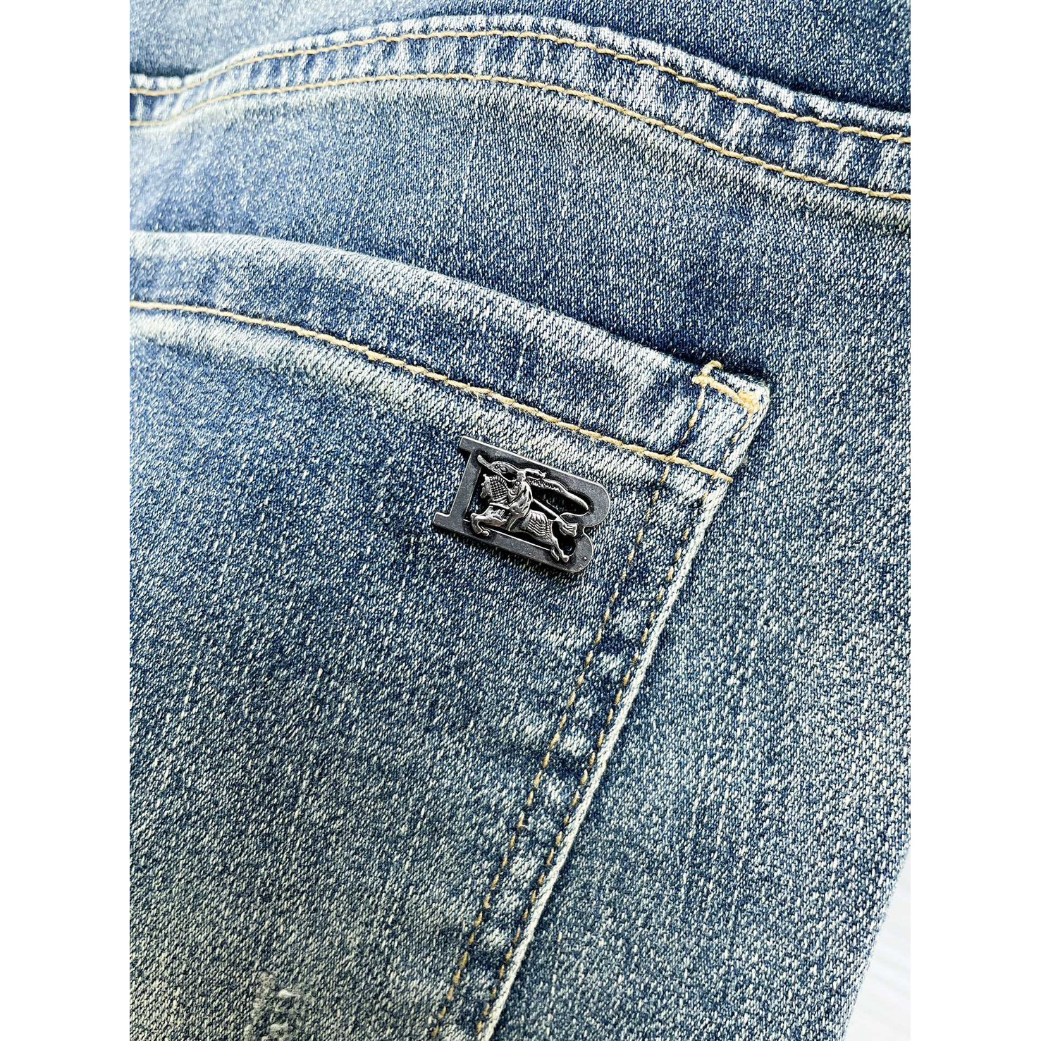 <p>BURBERRY&nbsp;高品质牛仔裤(淺藍)</p>