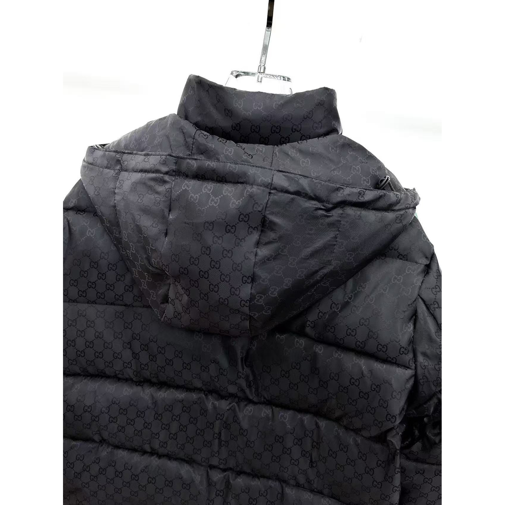 <p>GUCCI 秋冬新款羽绒服(黑)</p>