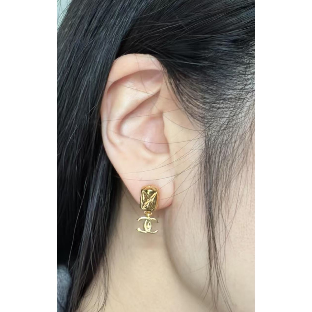 <p>CHANEL&nbsp;菱格双c耳环</p>