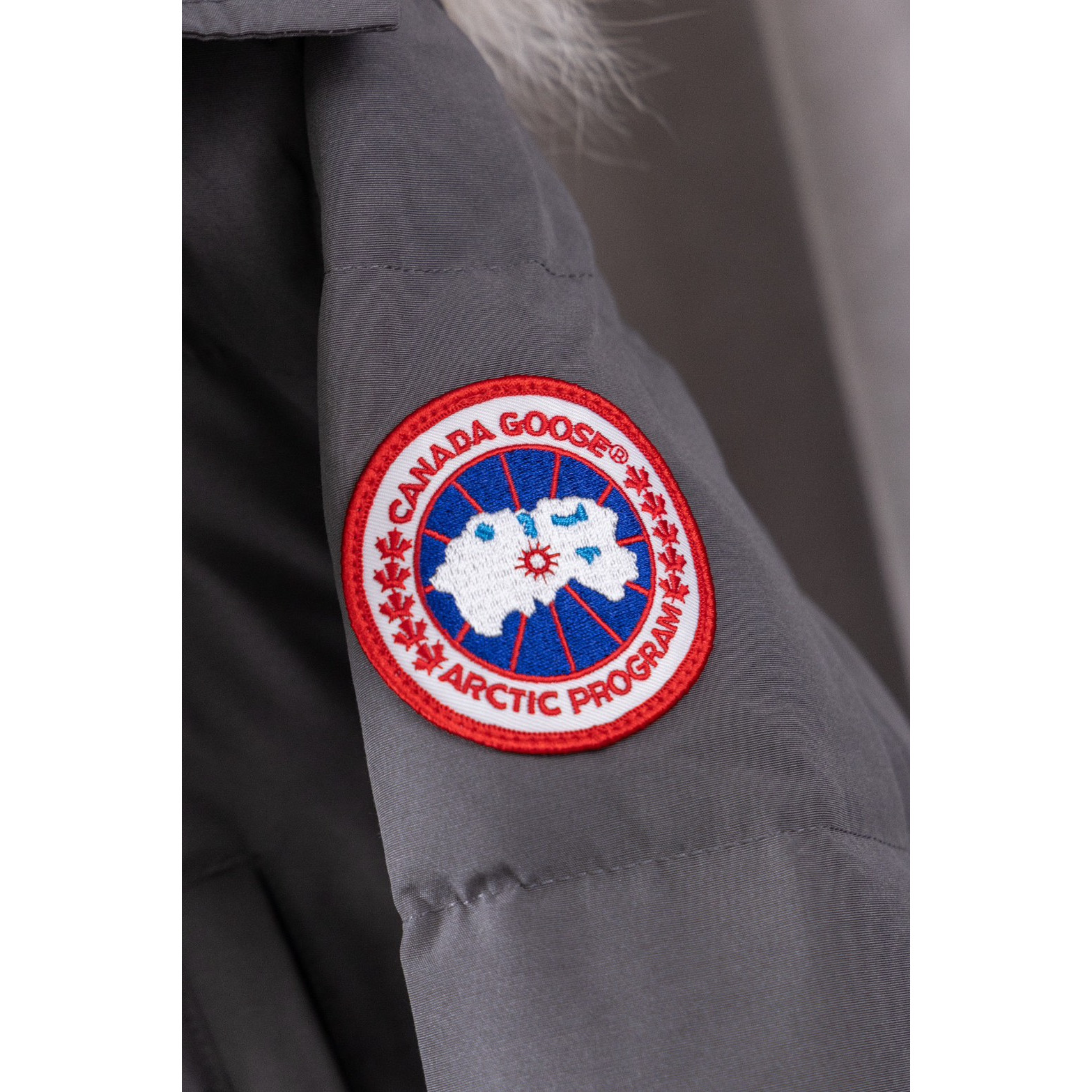 <p>Canada Goose 顶级狼毛Wyndham 2048M 29款 系列派克大衣羽绒服(灰色红标)</p>
