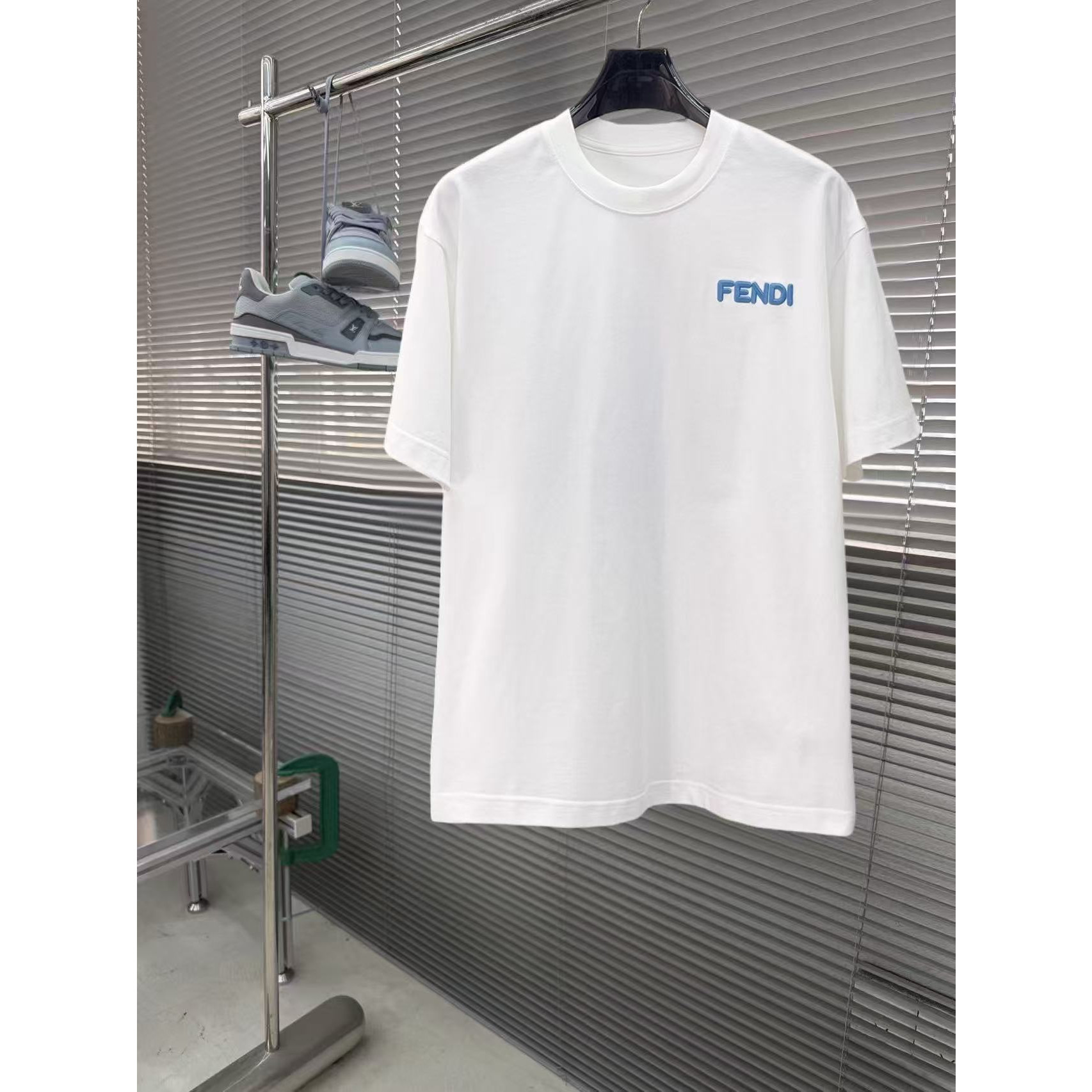 <p>FENDI&nbsp; 专柜新款短袖T恤(白)</p>