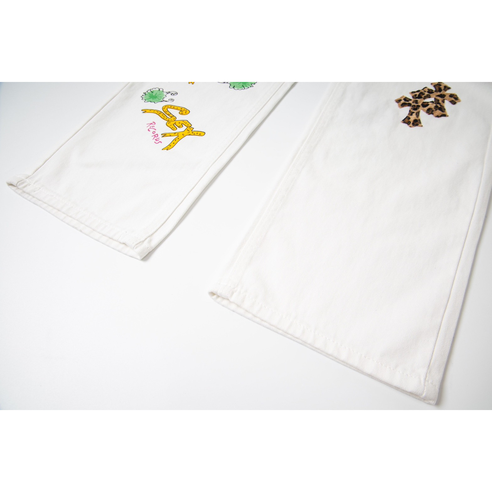 <p>CHROME HEARTS 白底拼豹纹中古涂鸦绘画高街牛仔裤(1782#)</p>