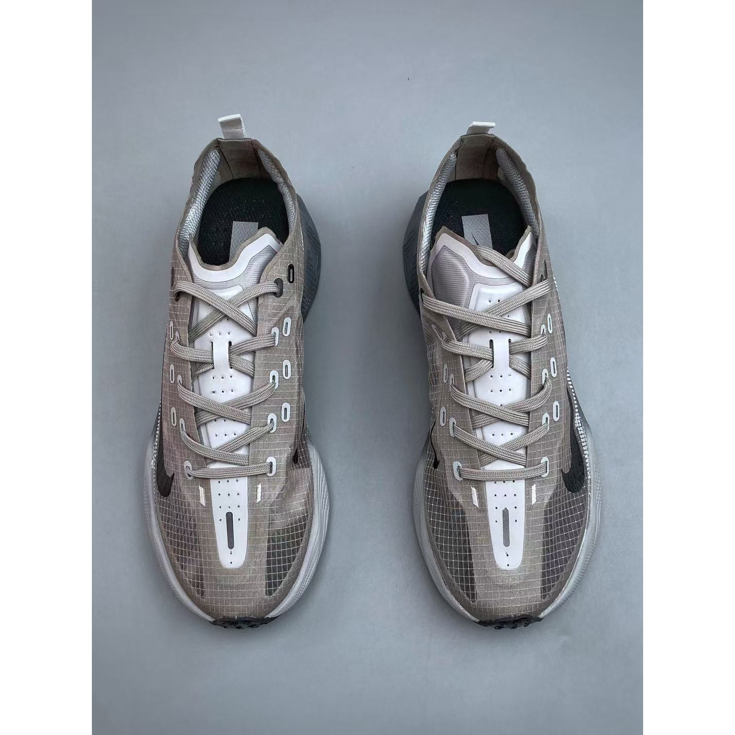 <p>Nike AVA X 透气支撑跑步鞋(褐色)</p>