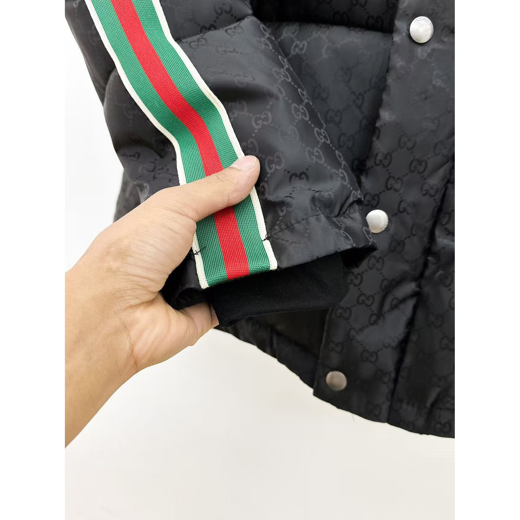 <p>GUCCI 秋冬新款羽绒服(黑)</p>