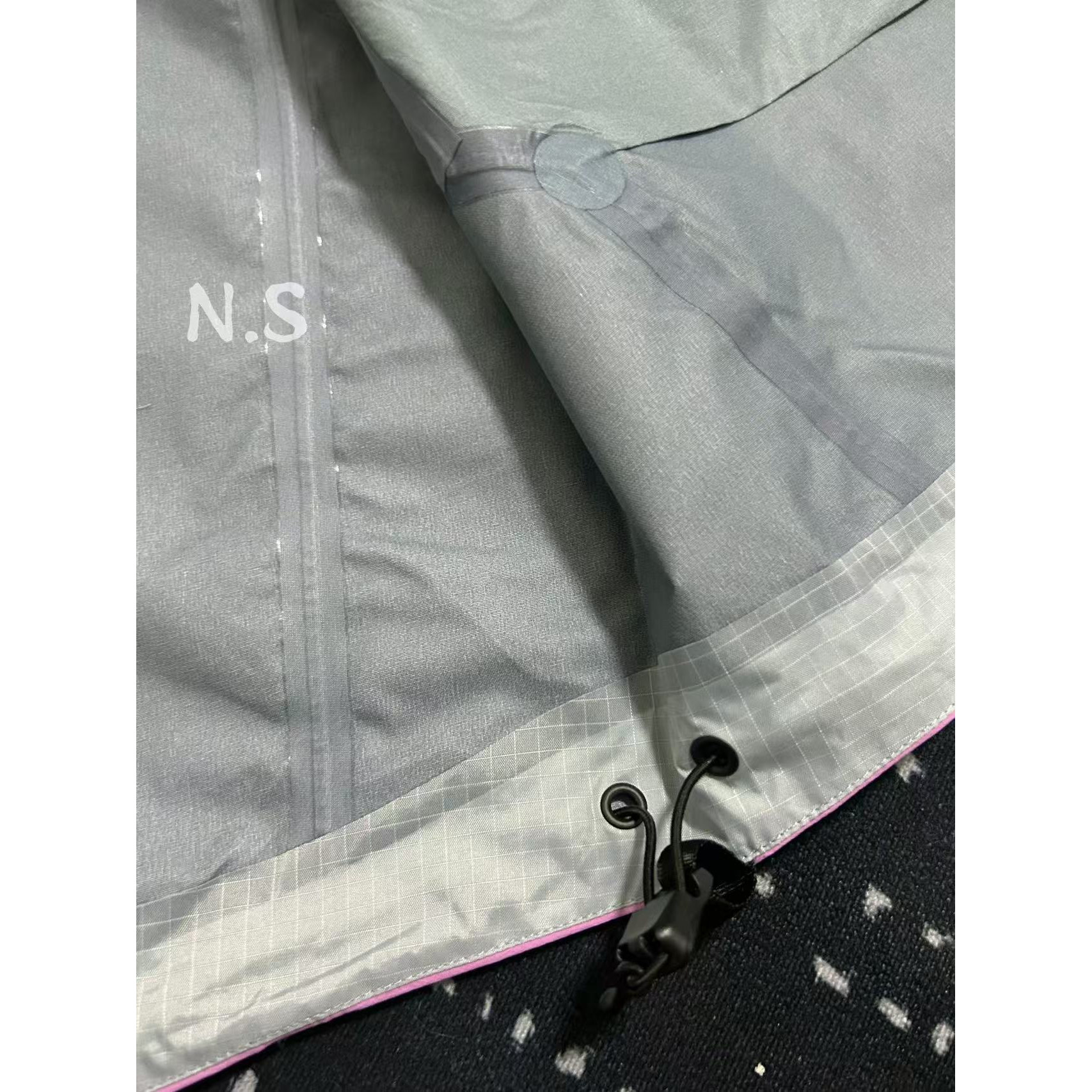 <p>Arc'teryx Beta系列 SL GORE-TEX 硬壳刺绣连帽防水防风透气冲锋衣 (晨曦粉)</p>