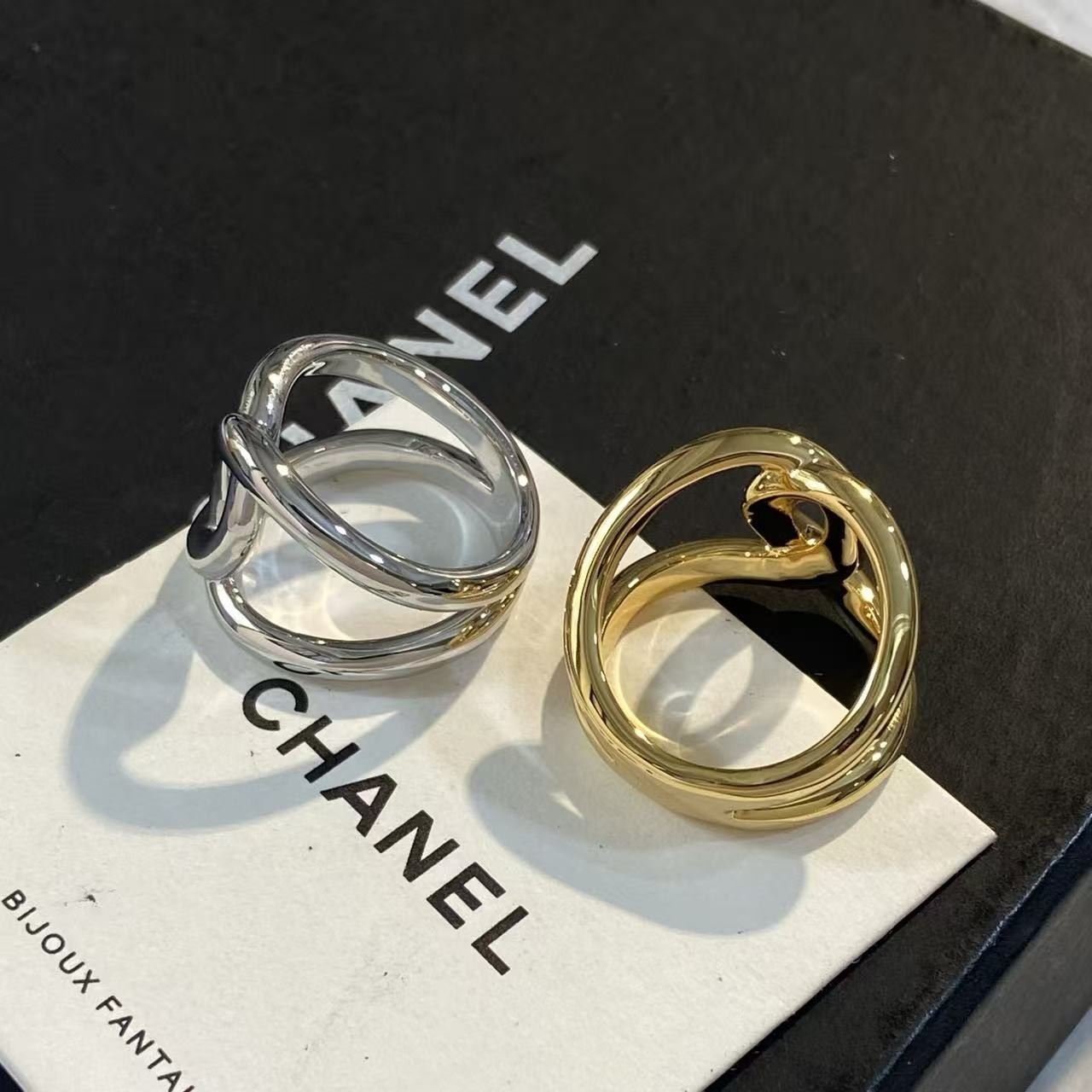 <p>CHANEL 镂空双c戒指</p>