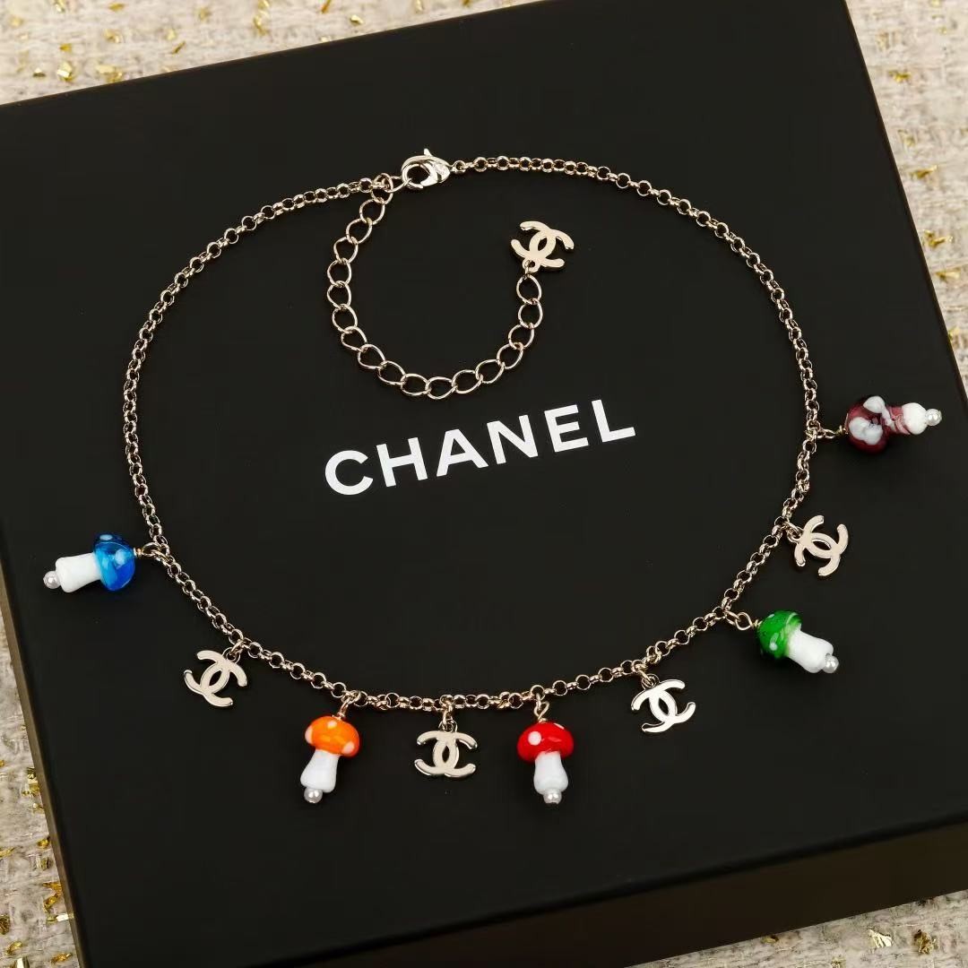 <p>CHANEL&nbsp;多彩蘑菇项链</p>