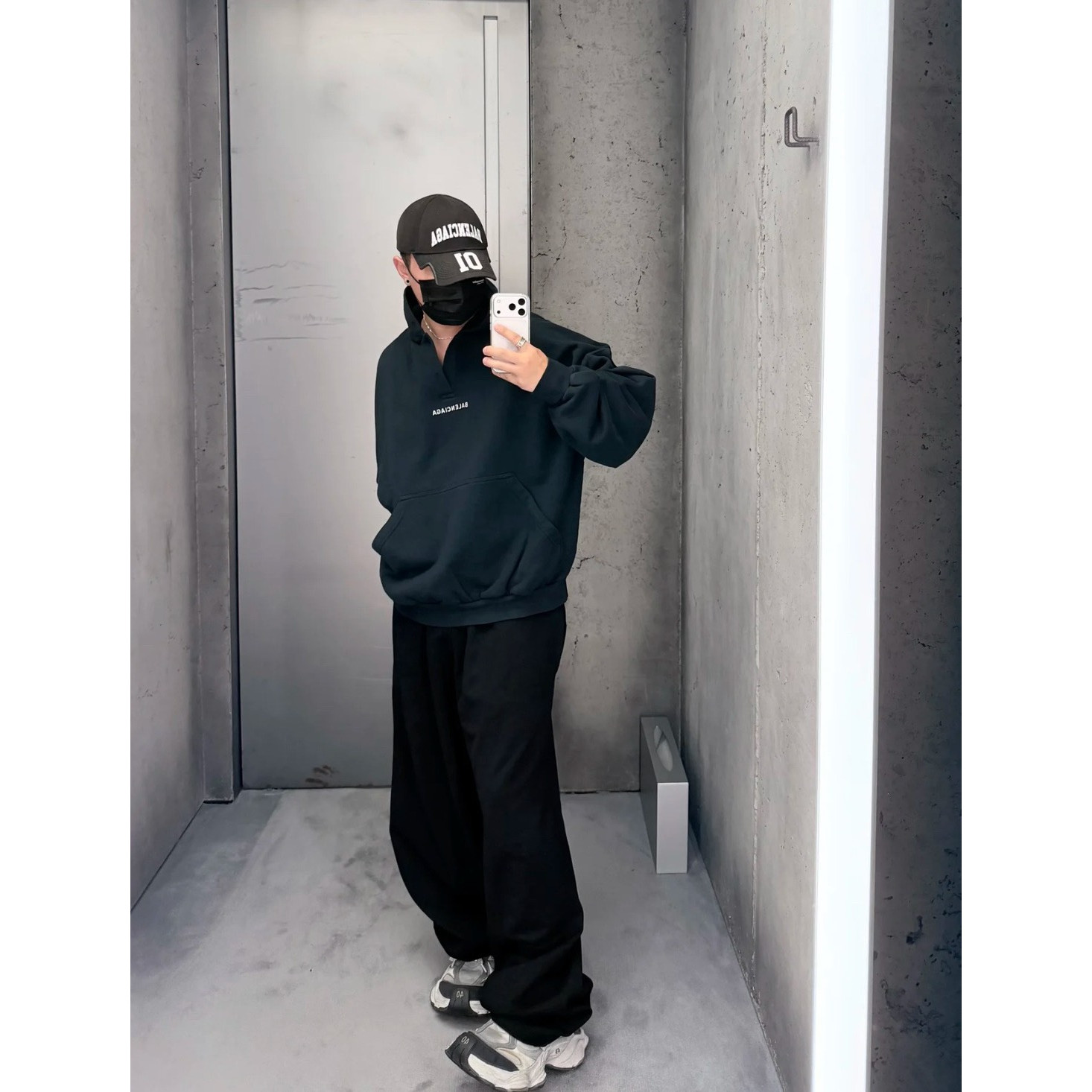 <p>Balenciaga 开领刺绣logo连帽卫衣(黑)</p>