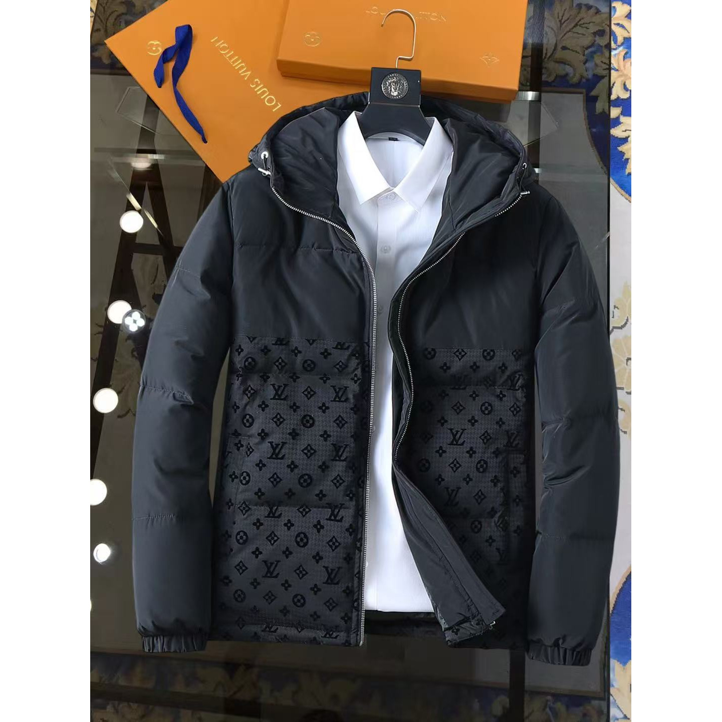 <p>LV 新款羽绒服(黑)</p>