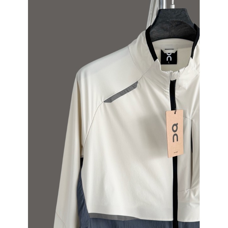 <p>On Weather Jacket Insulated 輕量外套</p>