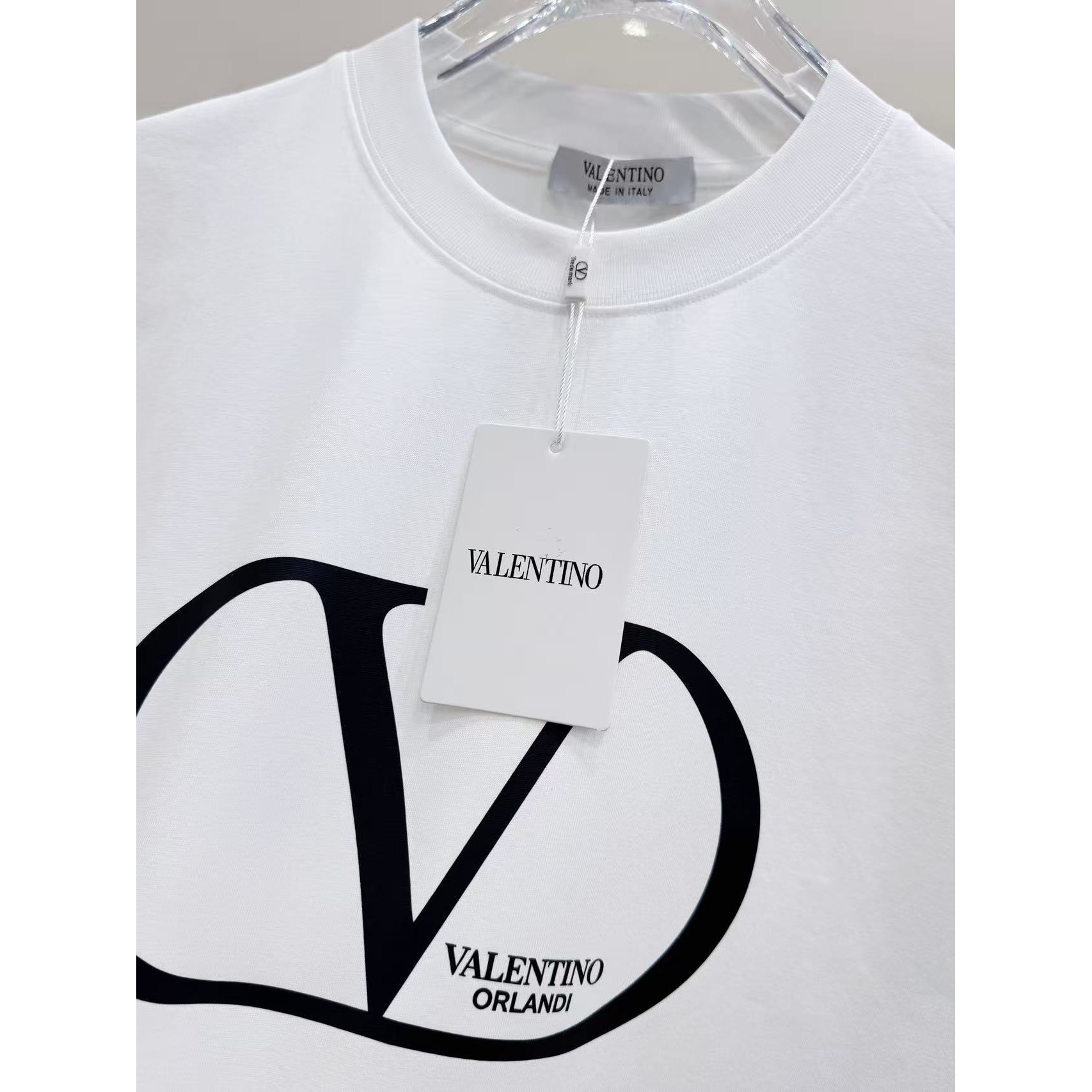 <p>VALENTION&nbsp;印花短袖T恤(白)</p>