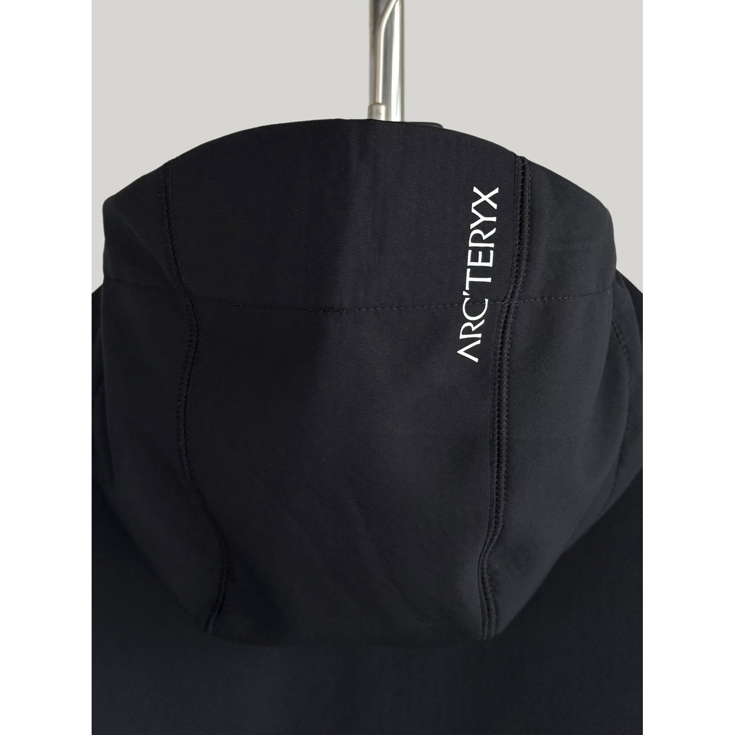 <p>Arc'teryx 软壳加薄绒冲锋衣(黑)</p>