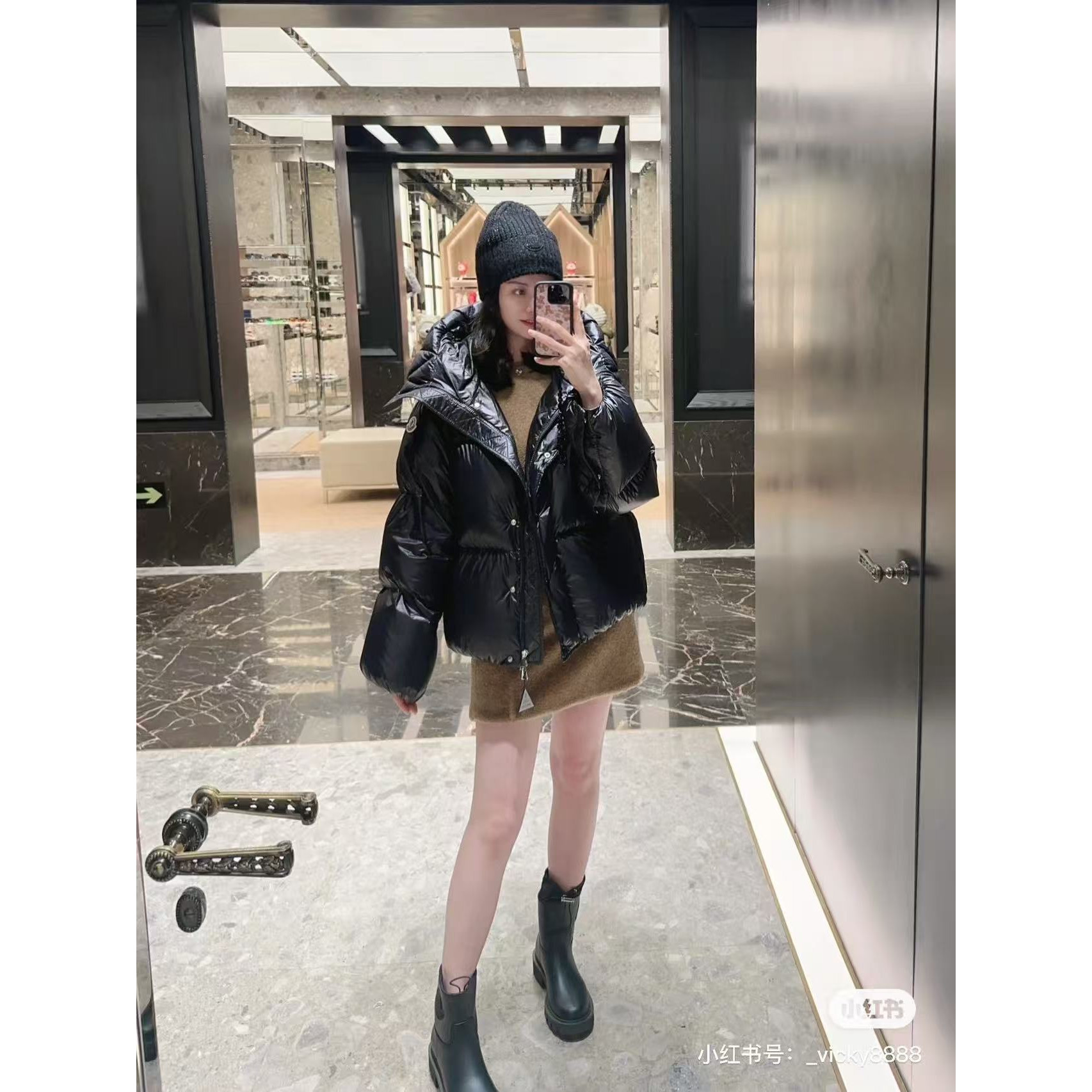 <p>Moncler Borey 女士二合一短款羽绒夹克外套(黑)</p>