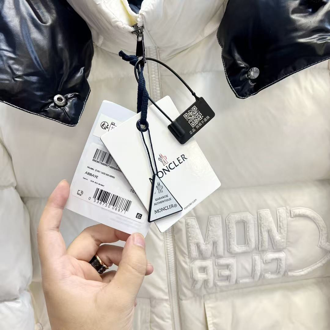 <p>MONCLER Abbaye面包服漆面尼龙女士羽绒服(白黑色)</p>
