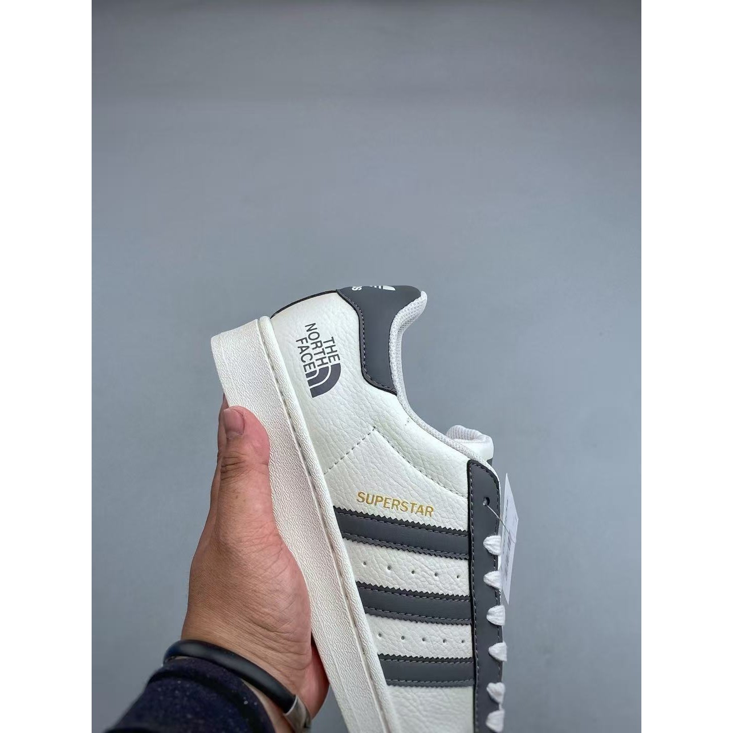 <p>Adidas 休闲运动板鞋(白灰)</p>