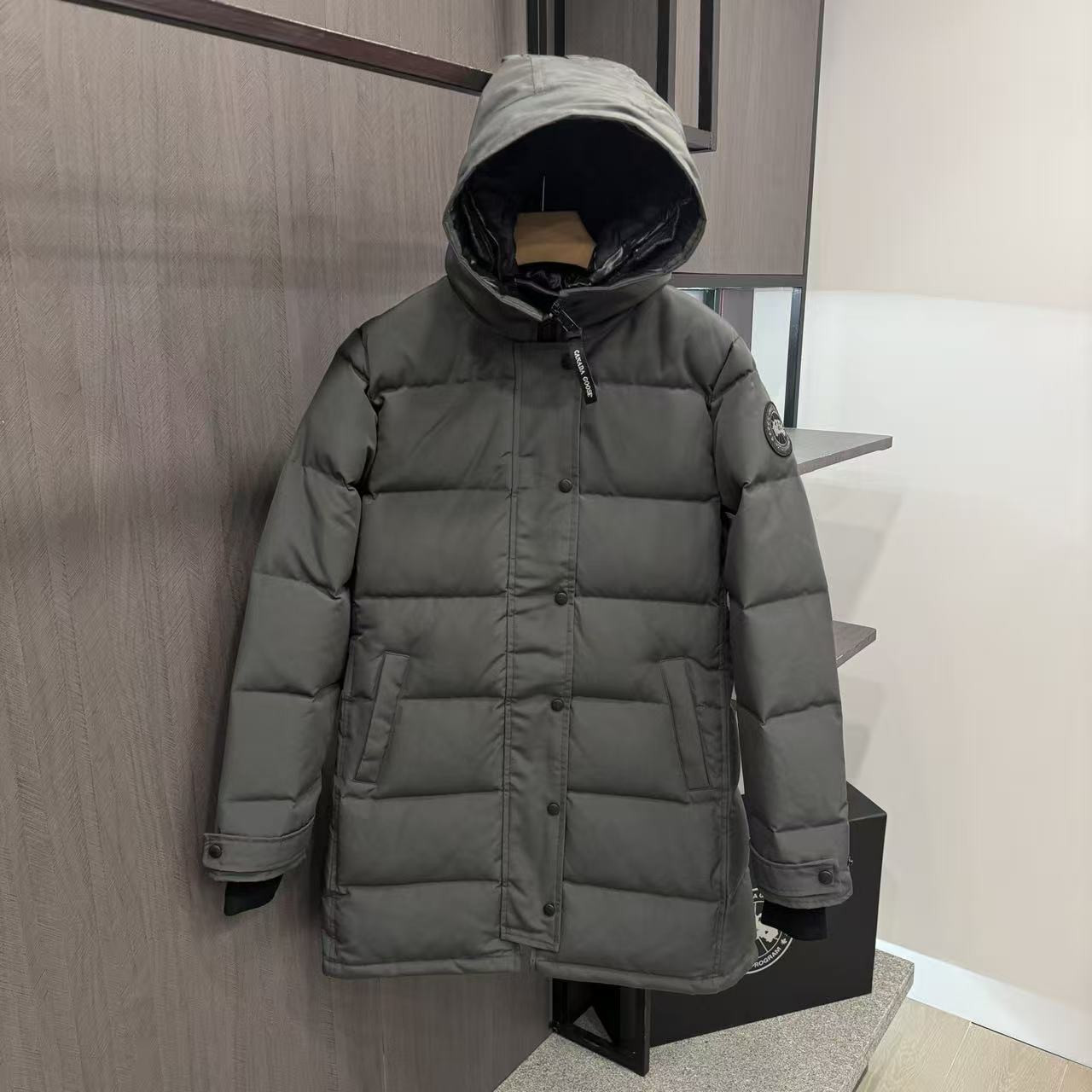 <p>Canada Goose Shelburn*派克大衣羽绒服(灰色黑標)</p>