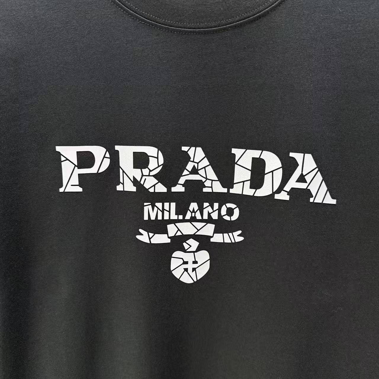 <p>Prada 短袖T恤(黑)</p>