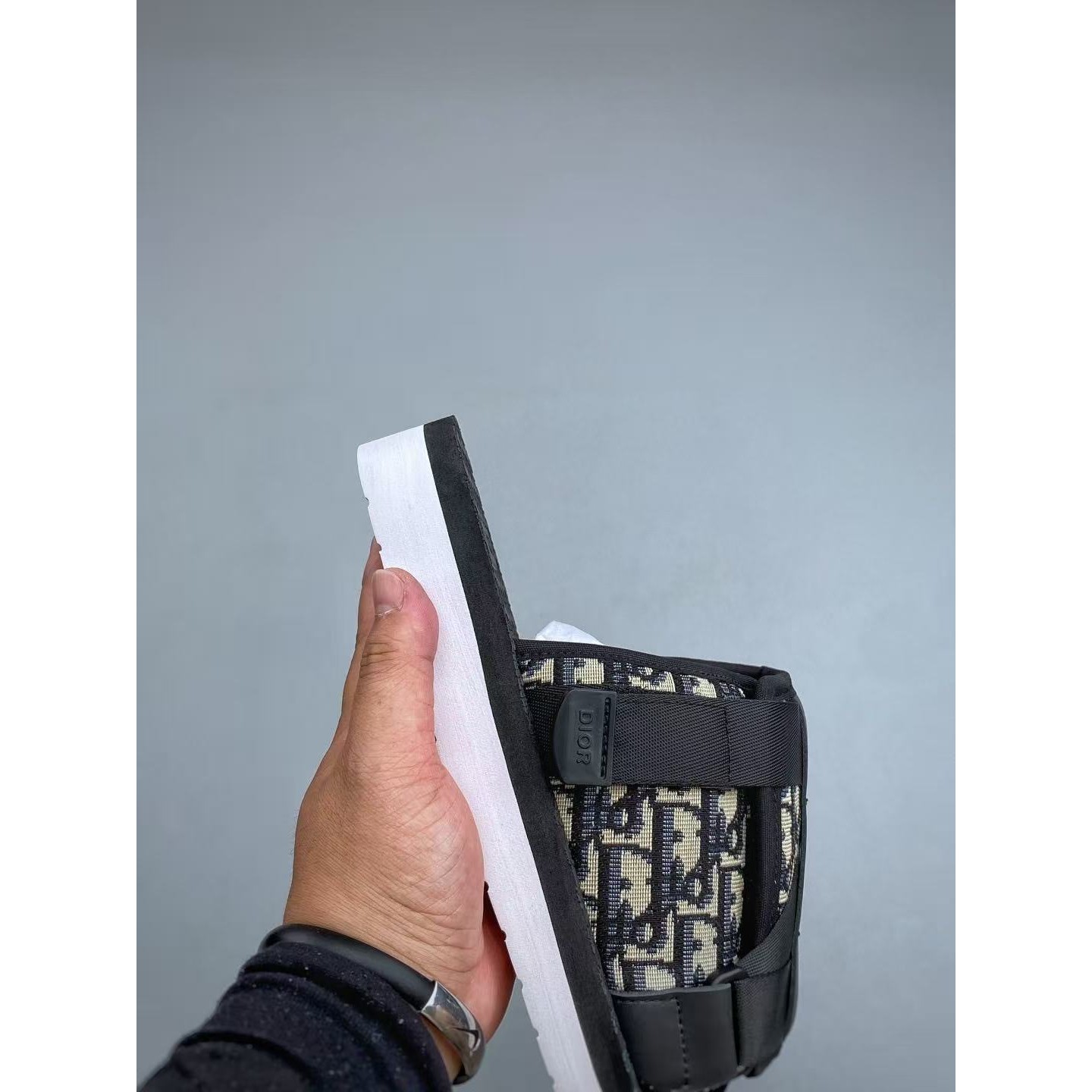 <p>DIOR 一字绑带拖鞋(黑)</p>