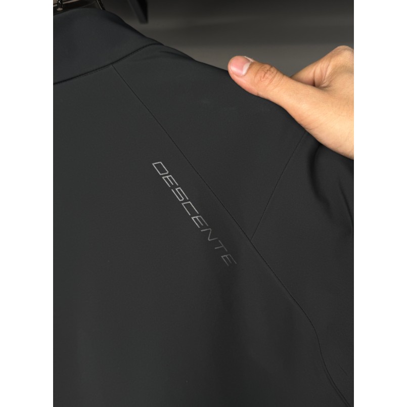 <p>DESCENTE 高爾夫系列防風防潑水夾克外套(黑)</p>