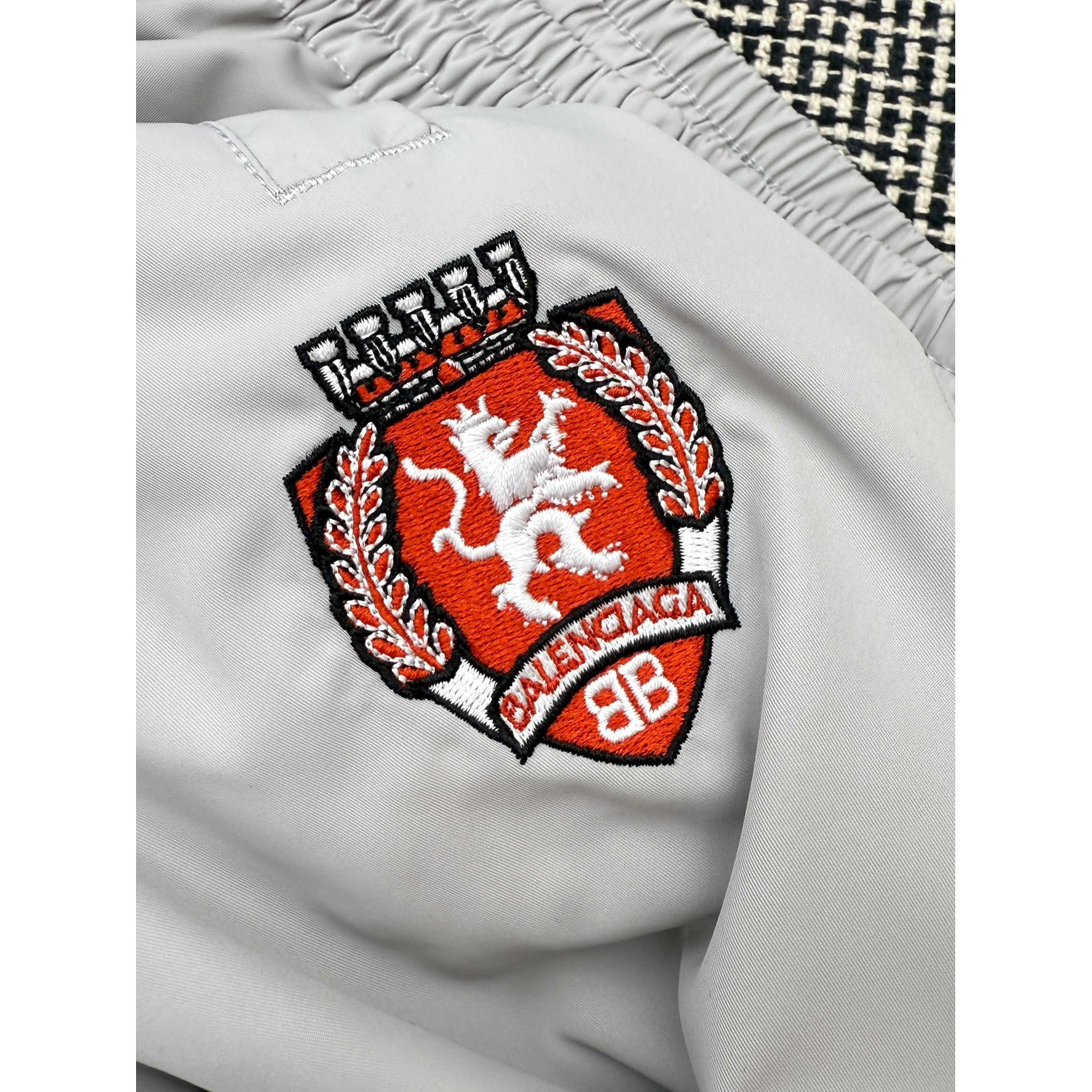 <p>Balenciaga FOOTBALL系列3B徽标刺绣运动长裤(灰)</p>