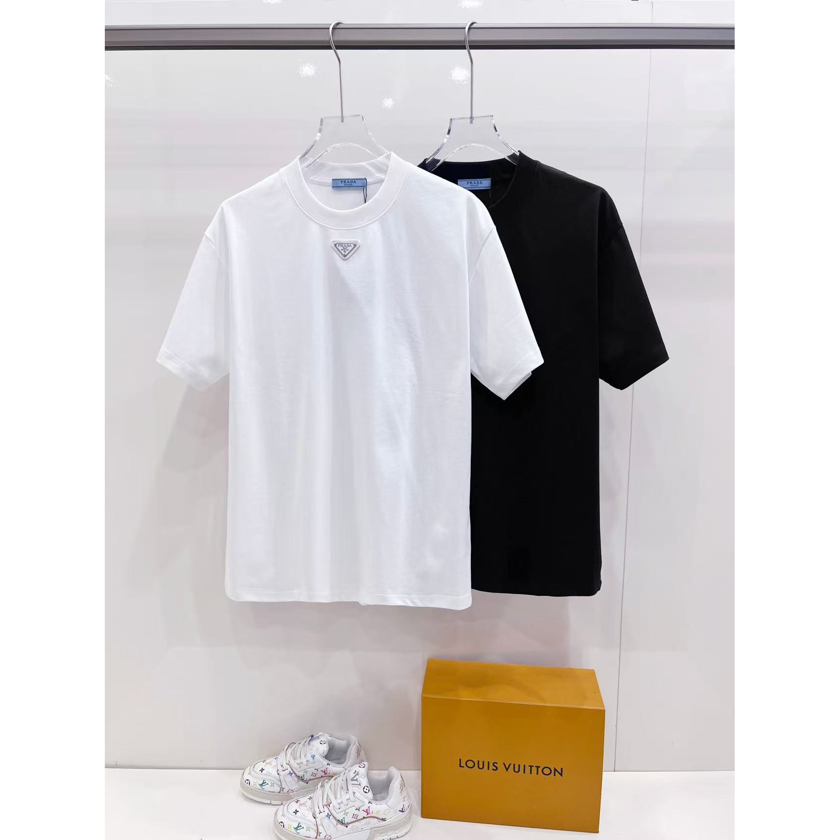 <p>Prada 经典三角标短袖(白)</p>