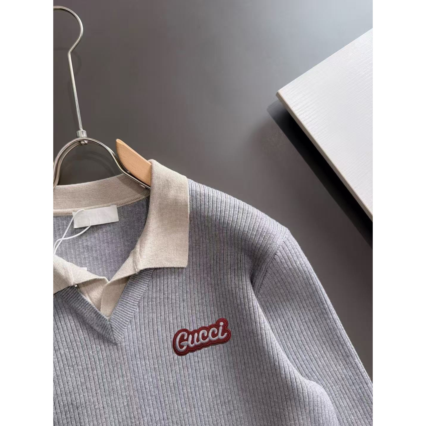 <p>GUCCI 秋冬官网最新毛衣(灰)</p>