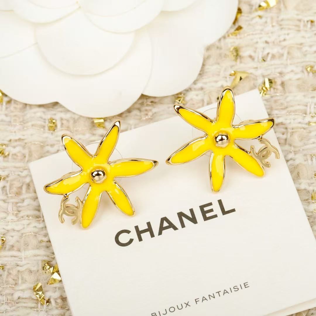 <p>CHANEL&nbsp;海星双C耳钉(黃)</p>