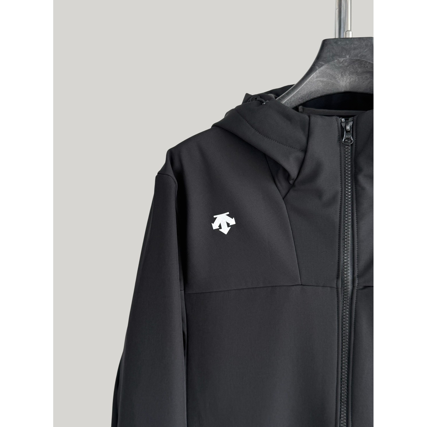 <p>Descente 软壳加薄绒冲锋衣(黑)</p>