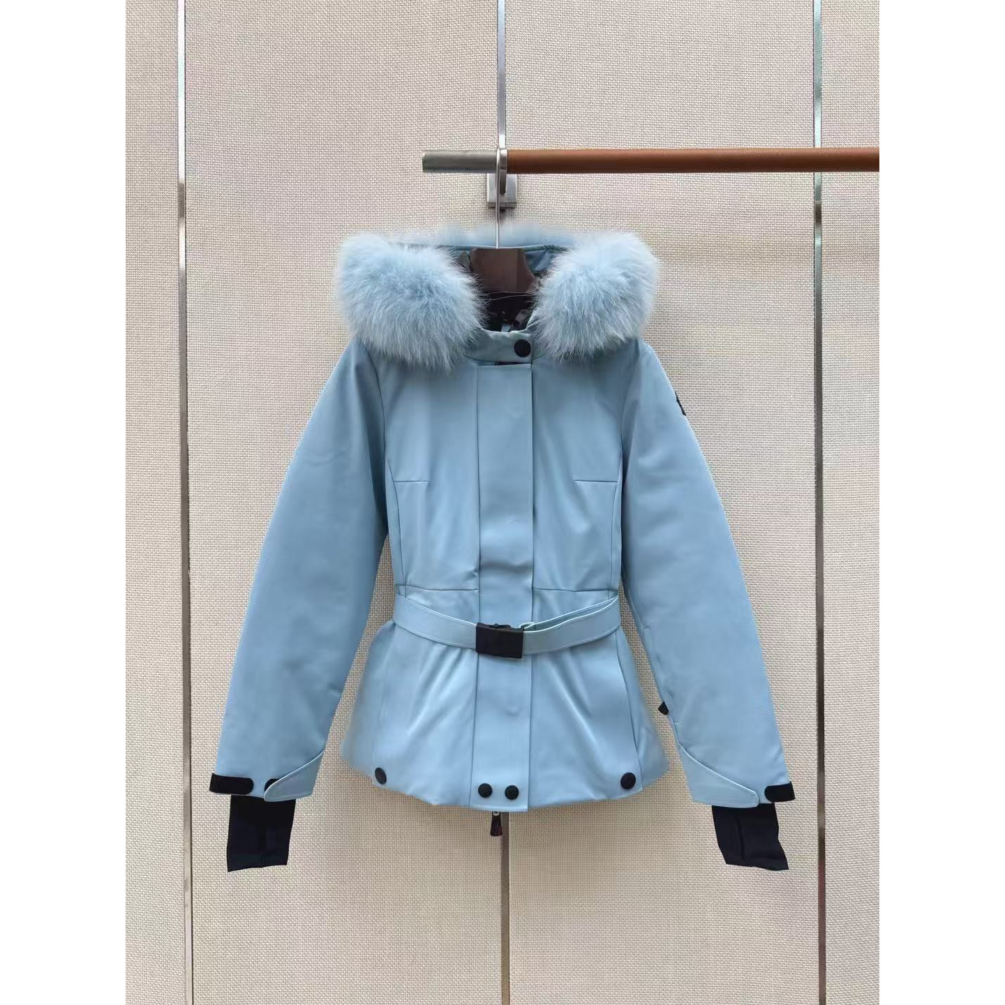 <p>MONCLER 经典Celac短款收腰羽绒滑雪服(天藍)</p>