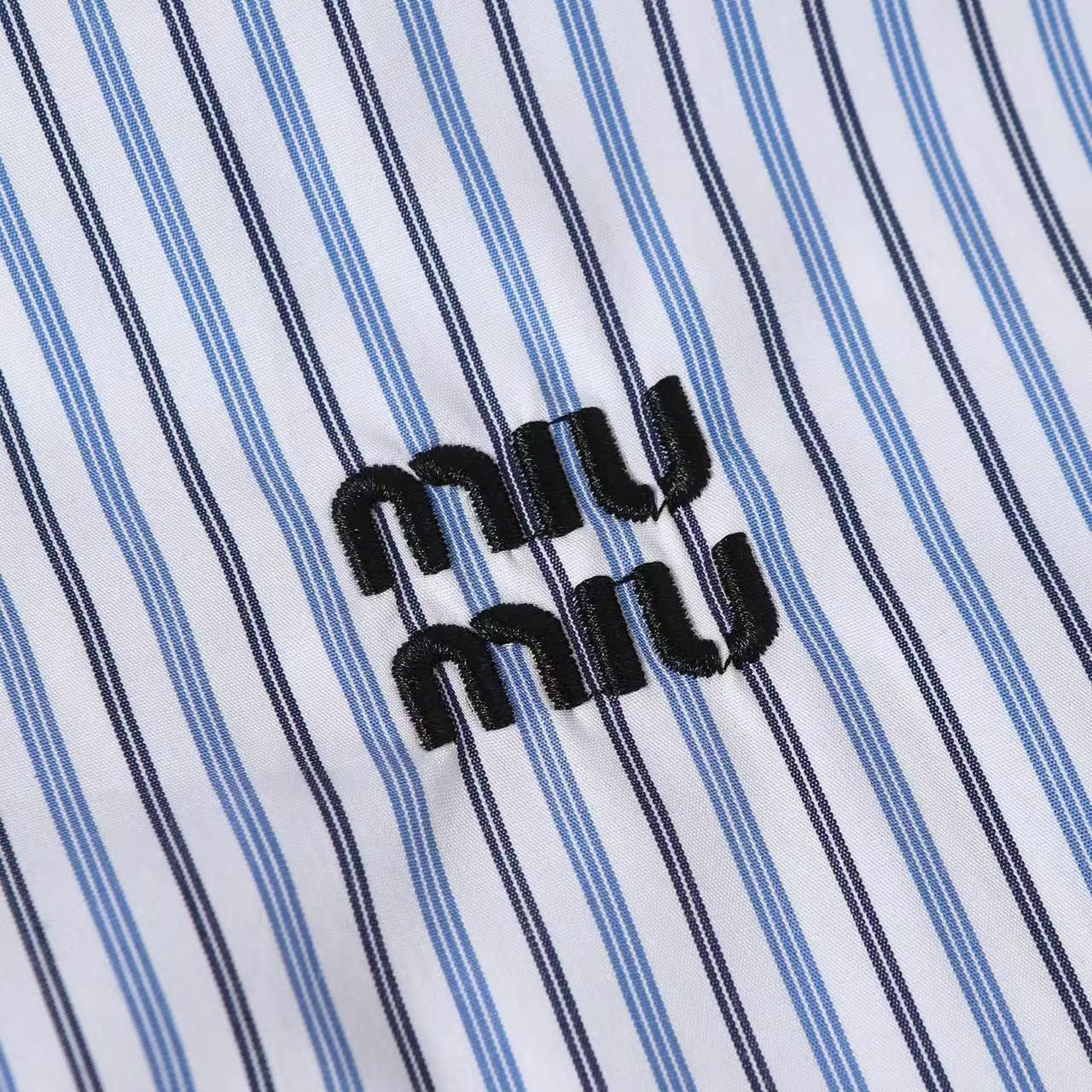 <p>MIU MIU 字母刺绣条纹翻领衬衫(藍)</p>