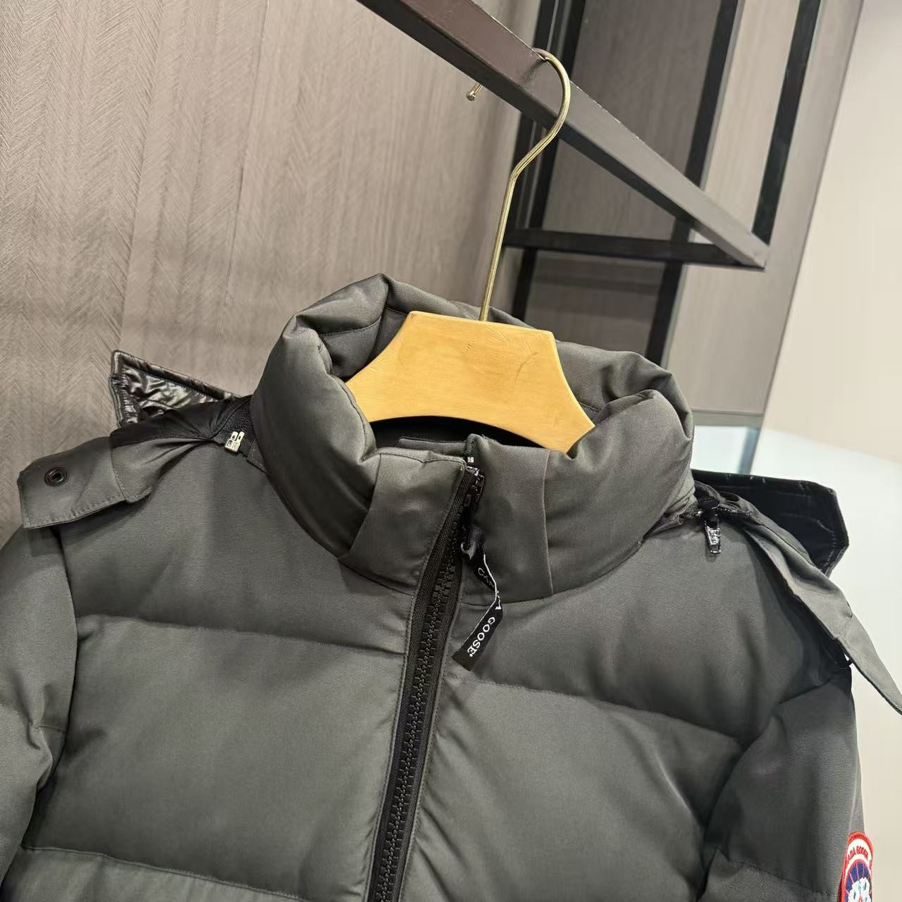 <p>Canada Goose 可拆卸兜帽全長款羽绒服(灰)</p>