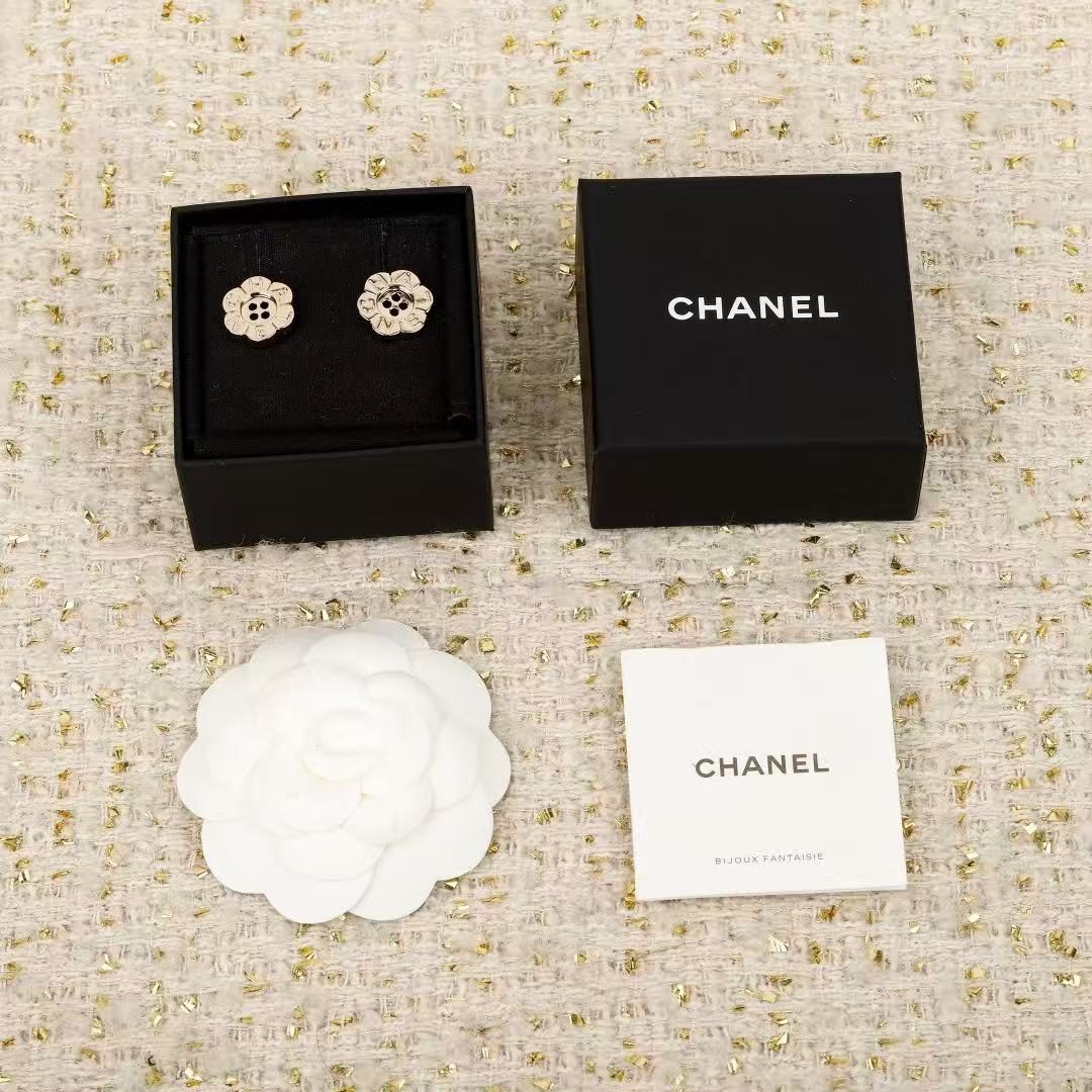 <p>CHANEL&nbsp;纽扣花朵耳钉</p>