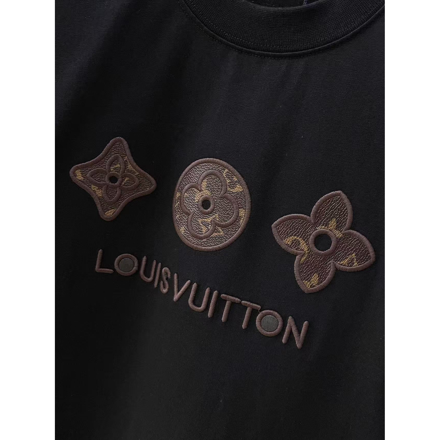 <p>LV&nbsp;专柜新款短袖T恤(黑)</p>