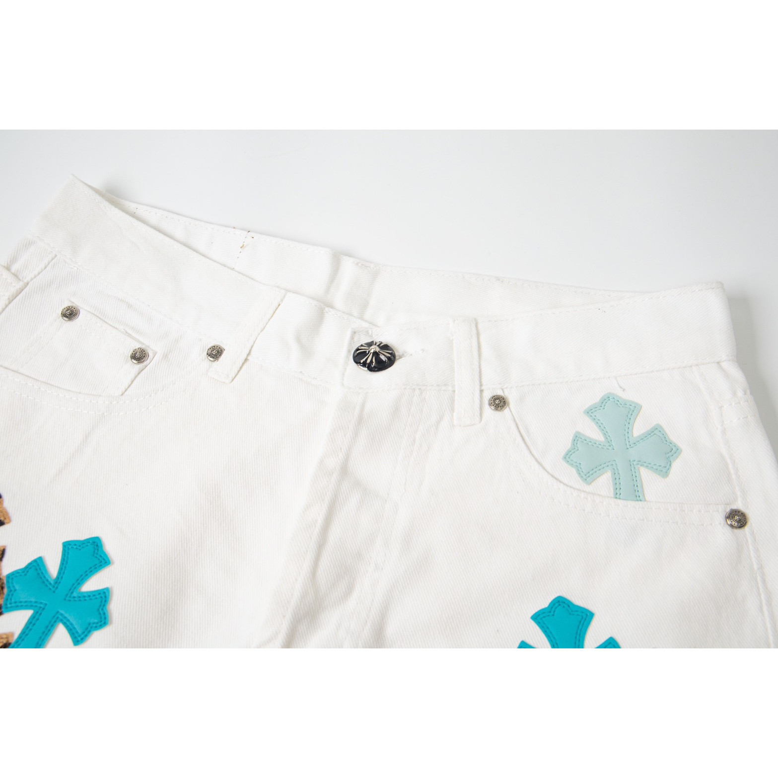 <p>CHROME HEARTS 白裤拼三色豹纹蓝皮牛仔裤(1771#)</p>