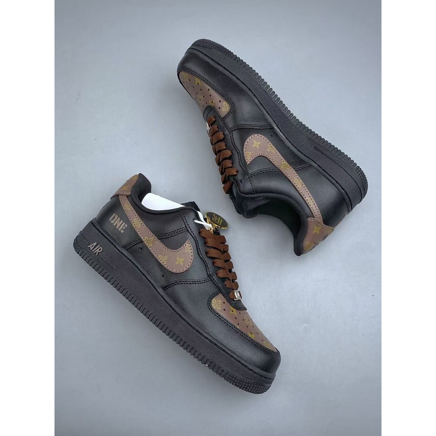 <p>Nike Air Force1 07 low &nbsp;联名款(棕色)</p>