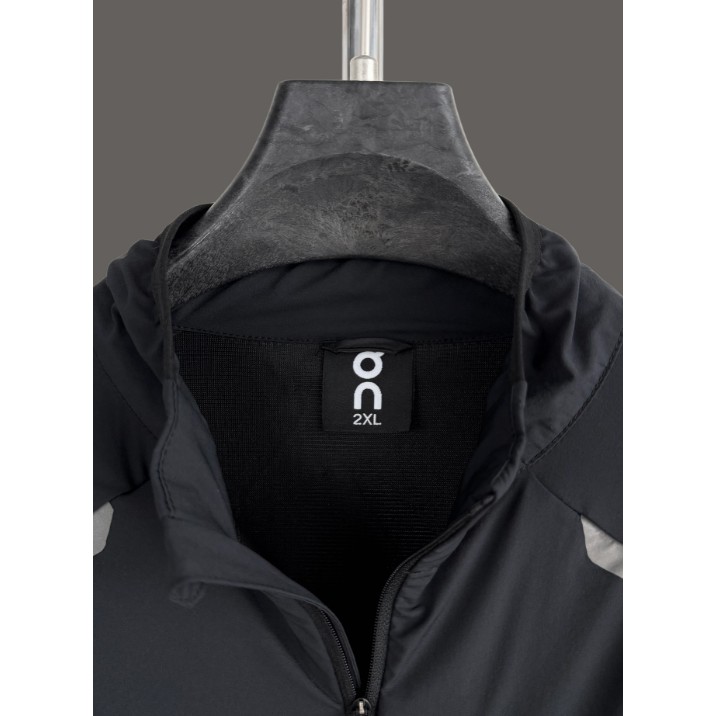 <p>On Weather Jacket Insulated 輕量外套</p>