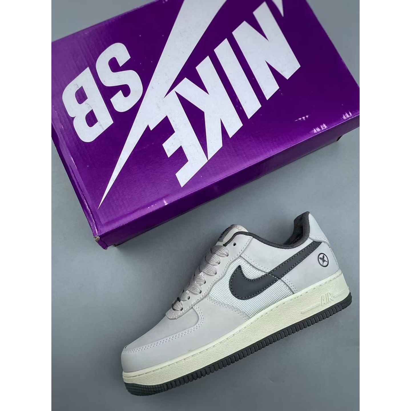 <p>NIKE AIR FORCE 1 LOW&nbsp; 休闲鞋(灰)&nbsp;</p>