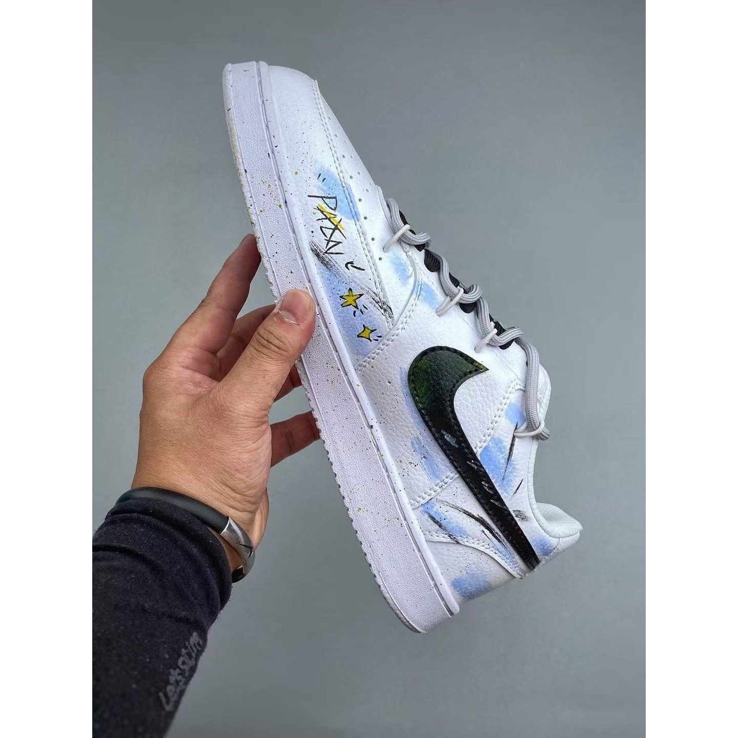 <p>NIKE COURTVISION 手绘泼墨涂鸦定制板鞋(白藍黑)</p>