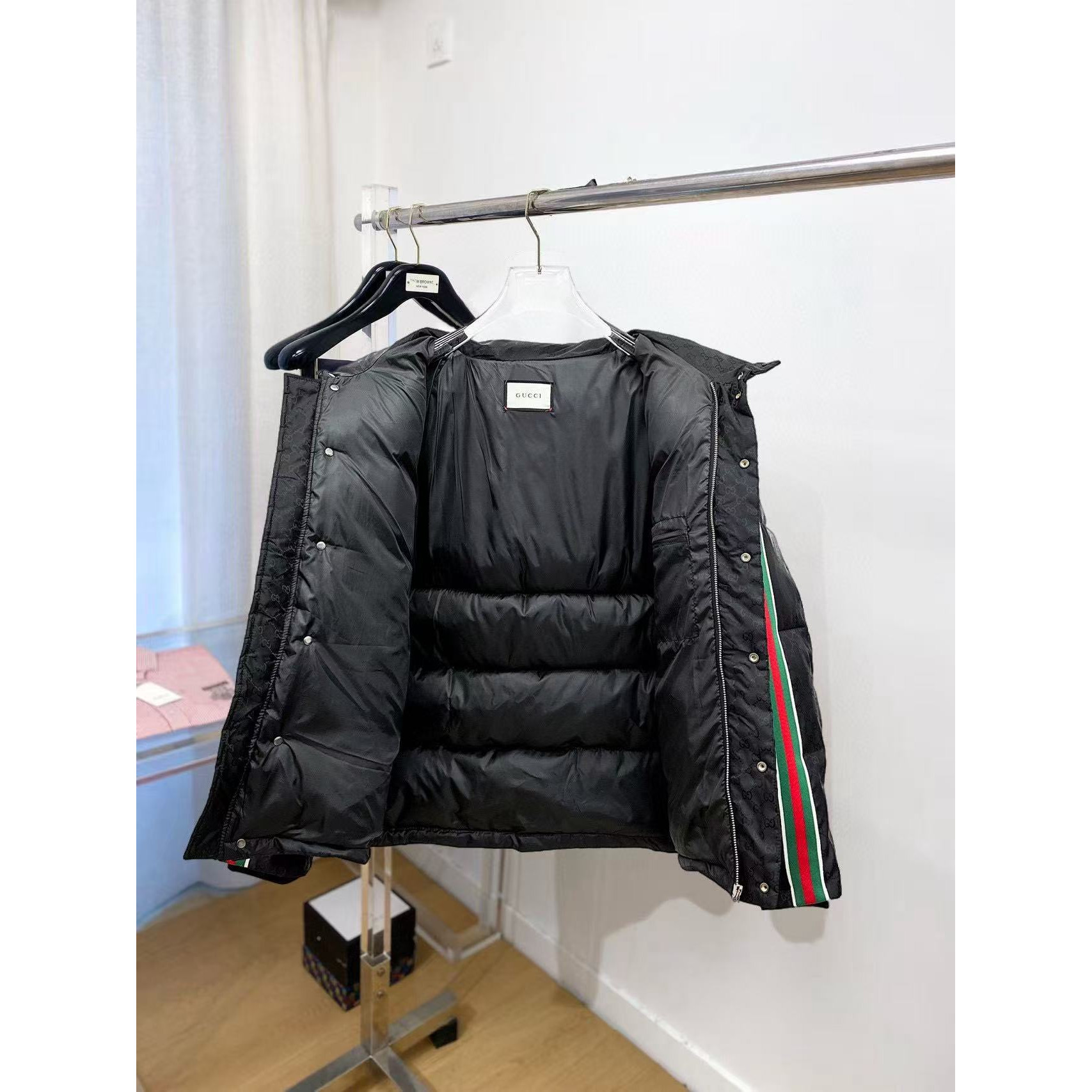 <p>GUCCI 秋冬新款羽绒服(黑)</p>