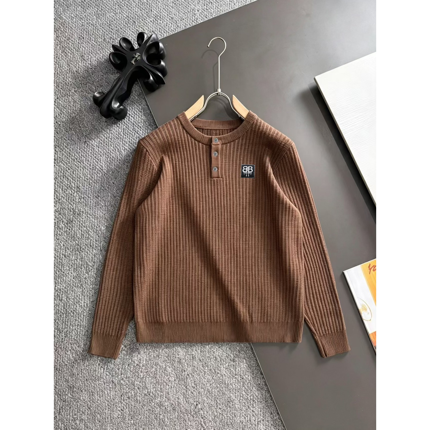 <p>Balenciaga&nbsp;高品质男士毛衣(棕)</p>