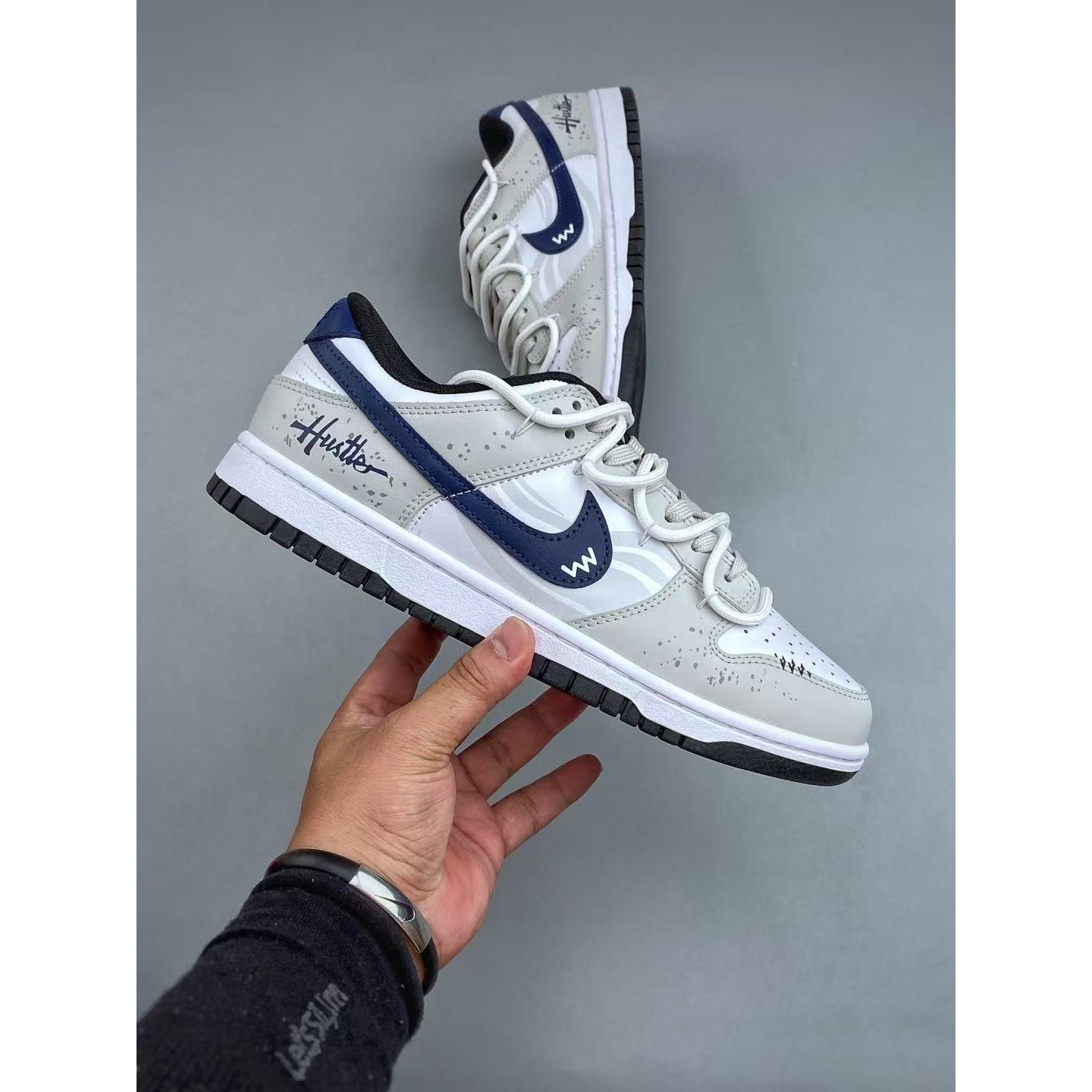 <p>NIKE DUNK LOW RETRO 联名款低帮休闲运动板鞋(白灰藍)</p>
