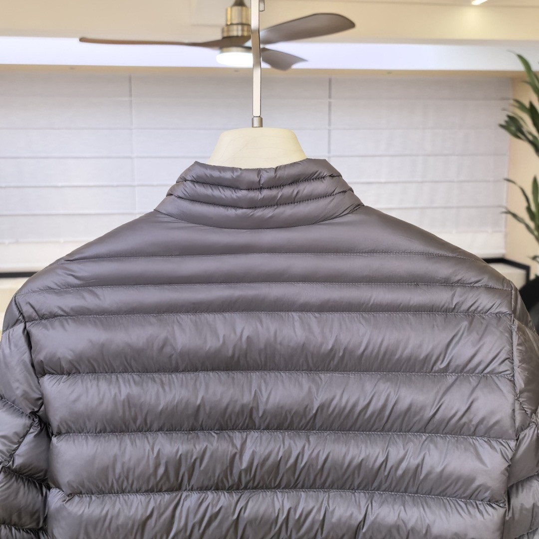 <p>Moncler 原单鹅绒羽絨服(灰)</p>