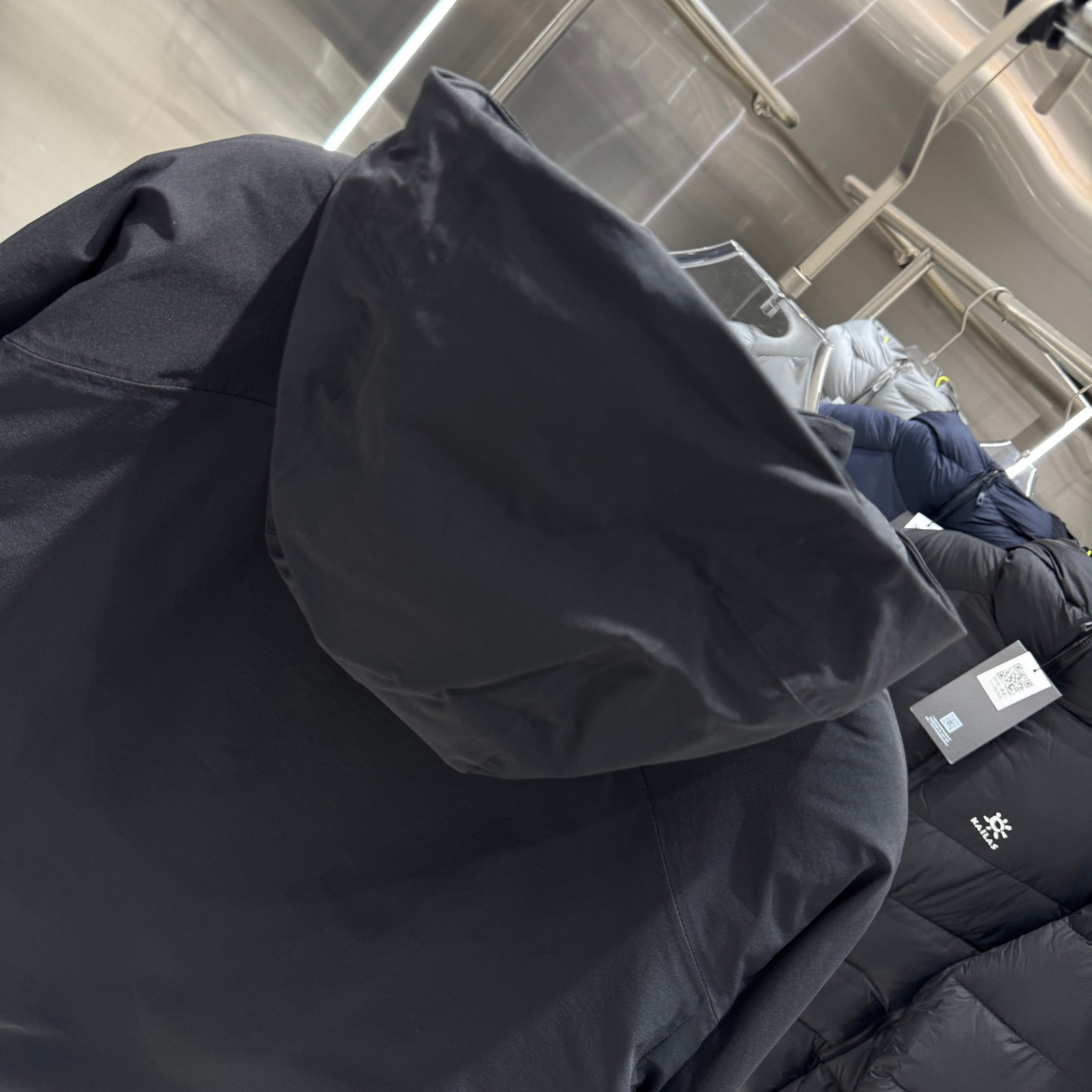 <p>DESCENTE 运动羽绒服(黑)</p>