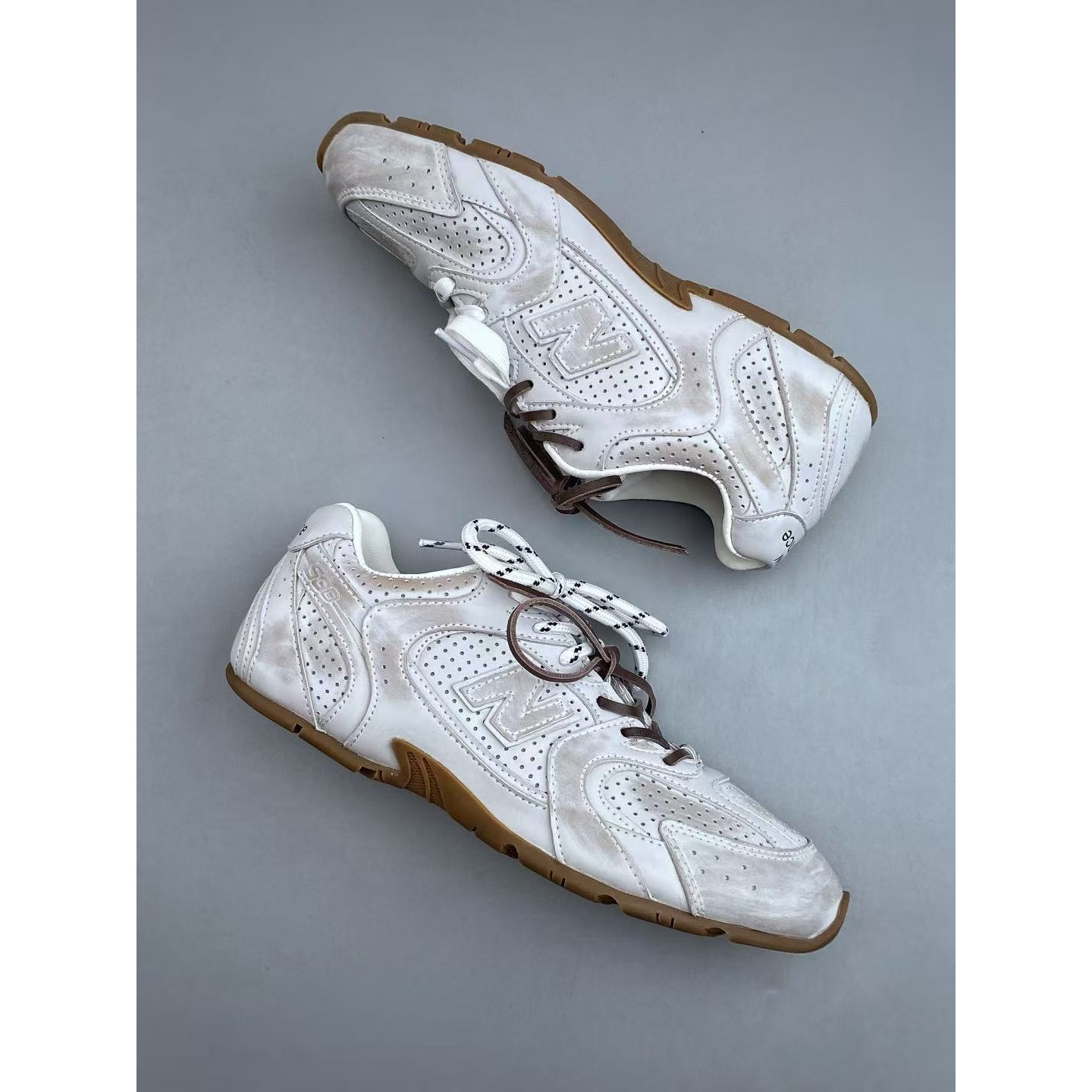 <p>MiuMiu x New Balance 联名款 德训鞋(白)&nbsp;</p>