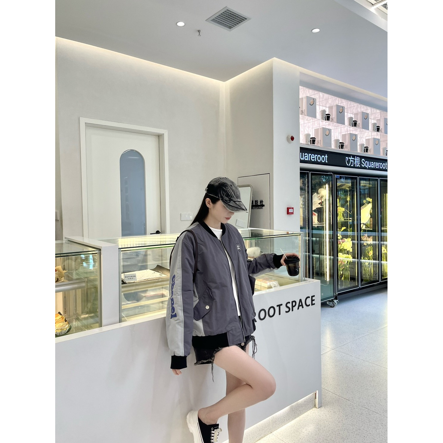 <p>CHANEL 刺绣标语复古拉链双面棉服外套</p>
