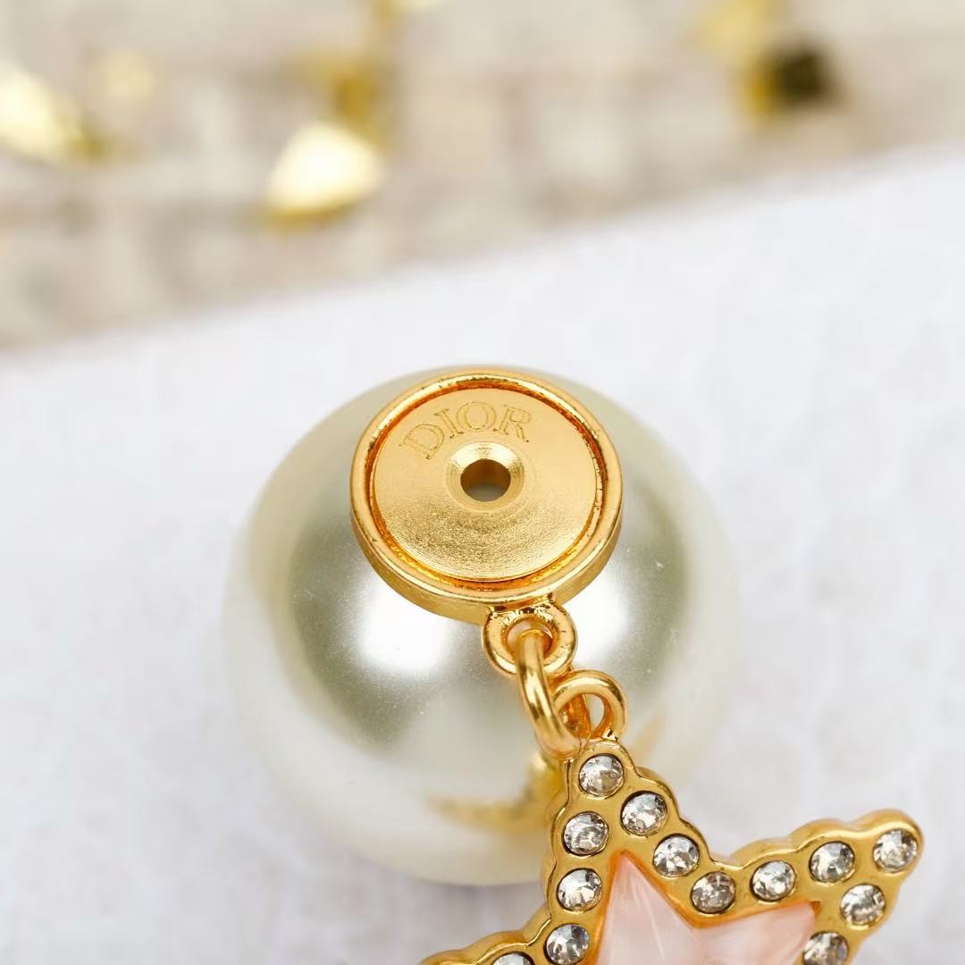 <p>DIOR&nbsp;五角星CD珍珠耳钉</p>