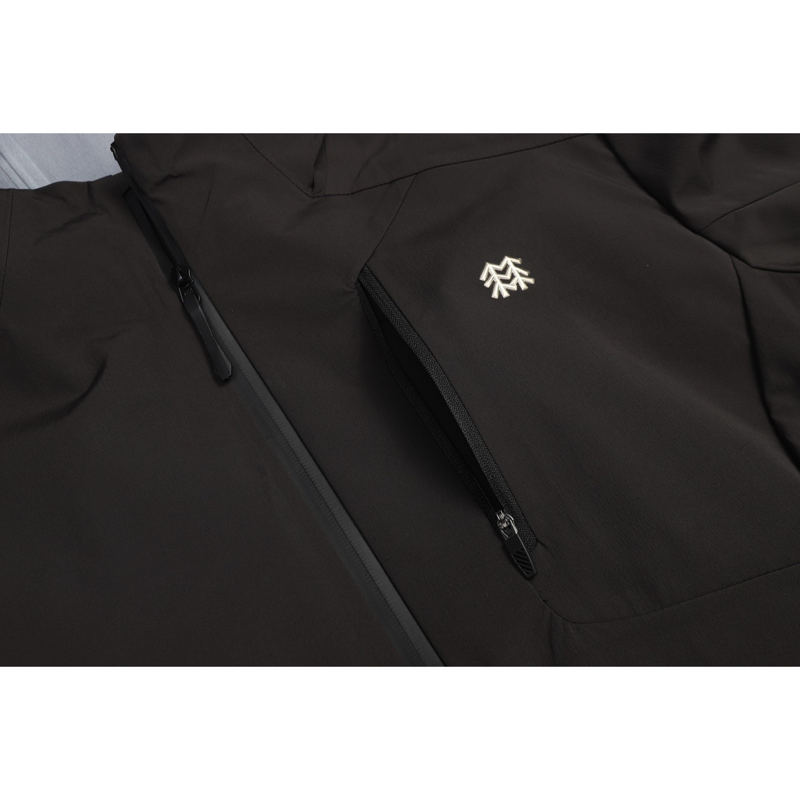 <p>Kolon Sport OT单拉链连帽冲锋衣(黑)</p>