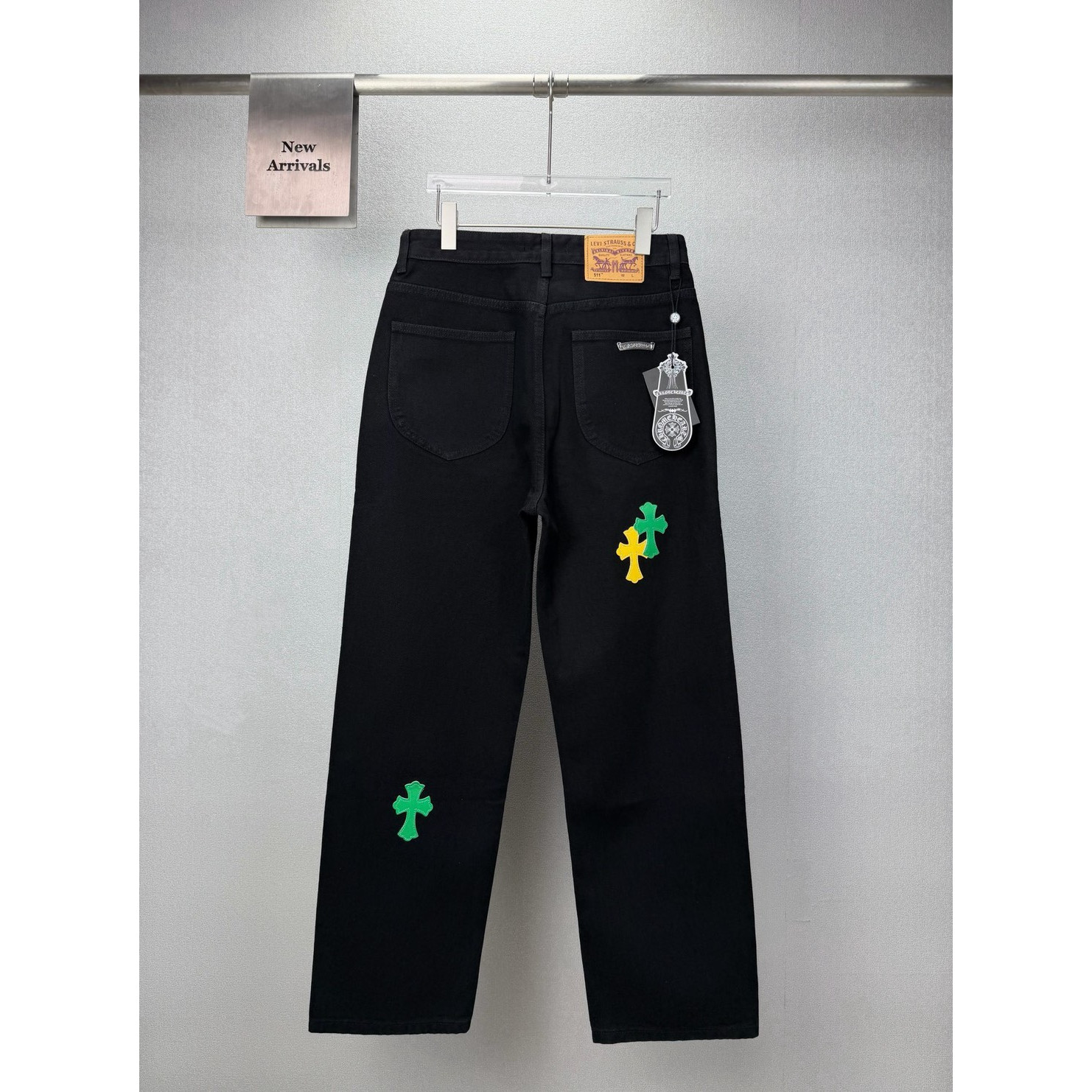 <p>CHROME HEARTS 红黄绿大十字架牛仔裤(黑)</p>